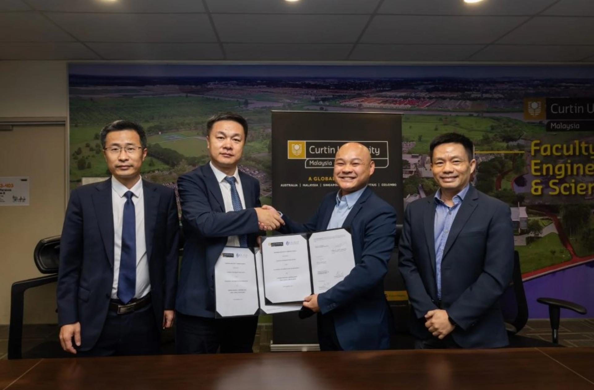 李清振（右6）与科廷大学马来西亚分校代表，与李永明及辽宁工业大学访问团合影。