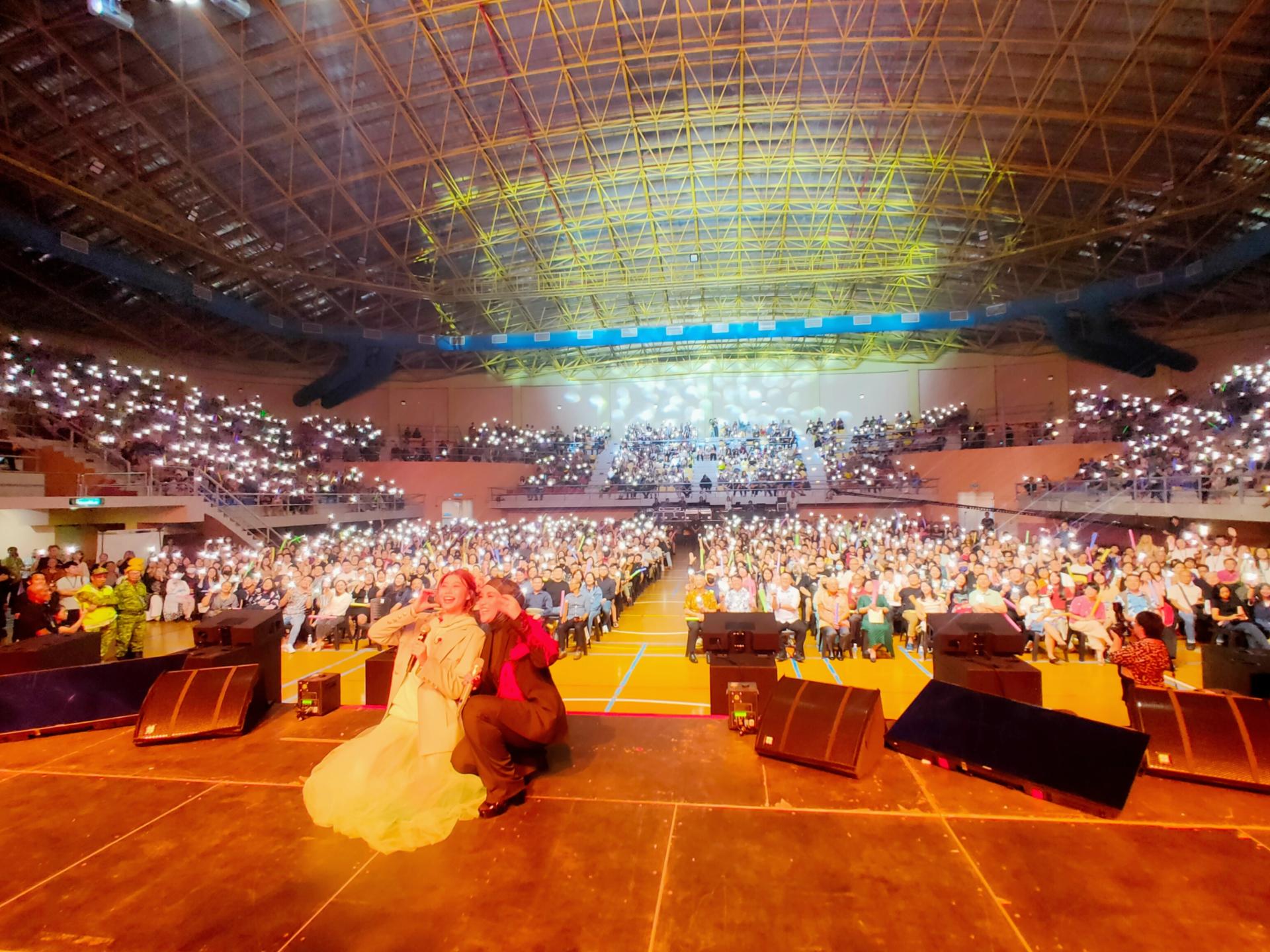 茜拉与蔡恩雨在演唱会结束前与现场观众合影，气氛温馨。