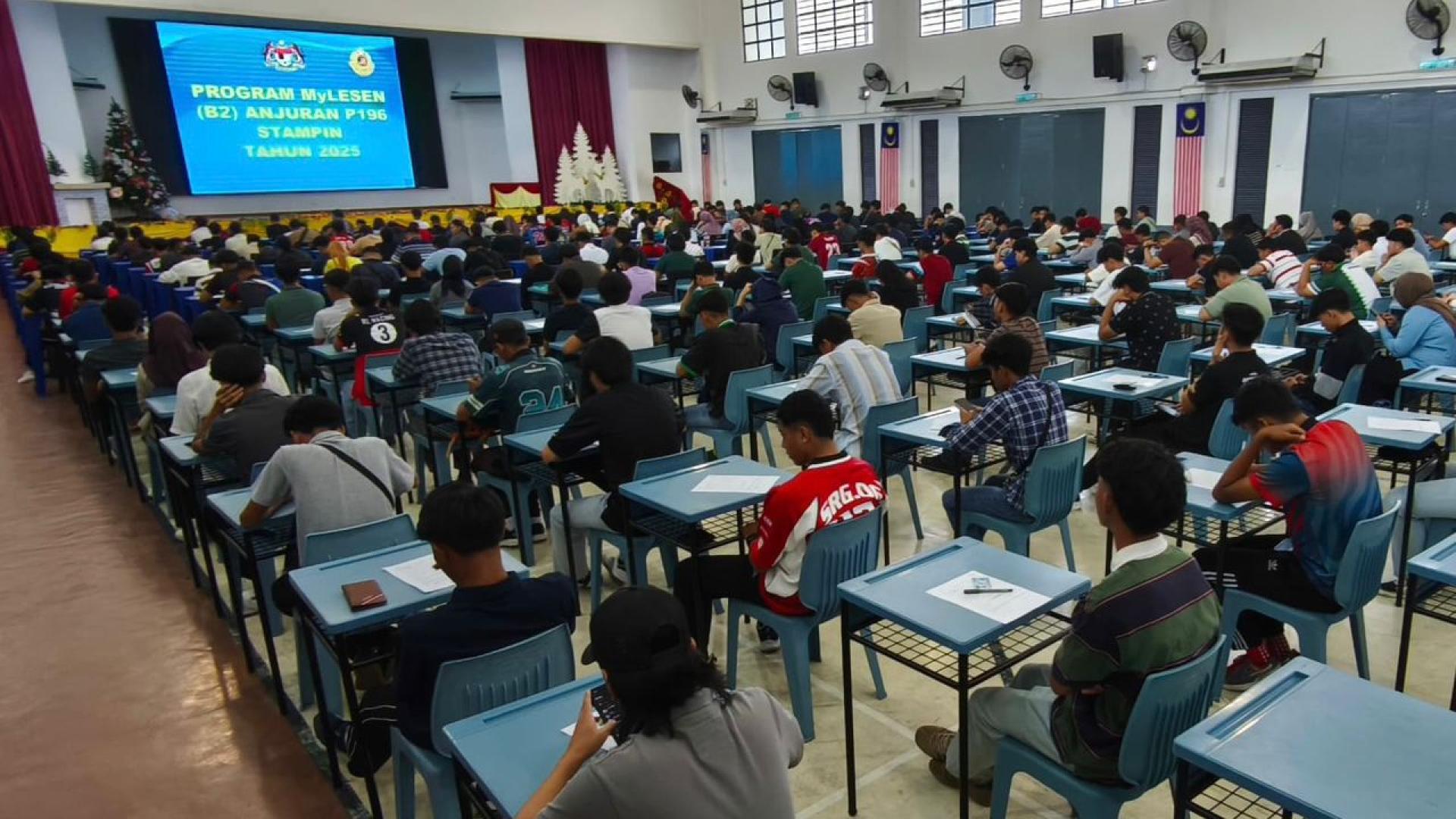 交通规则考试中。