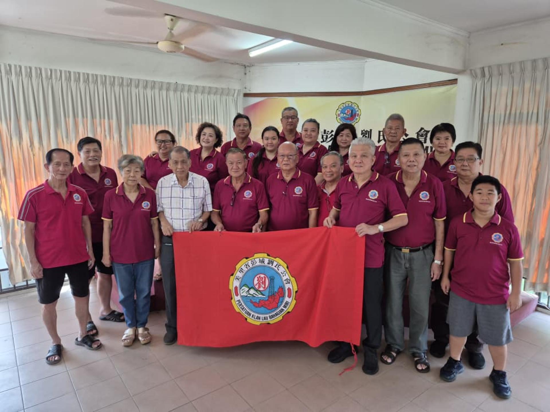 美里省彭城刘氏公会举行2025年嘉年华授旗礼，名誉会长拿督斯里贤仕（左4）将会旗移交予会长刘恭谋（左6）与主席刘嘉治（右3），率领约91名代表于12月5日至7日前往民都鲁参加《第三十七届砂沙汶彭城刘氏宗亲嘉年华会》。