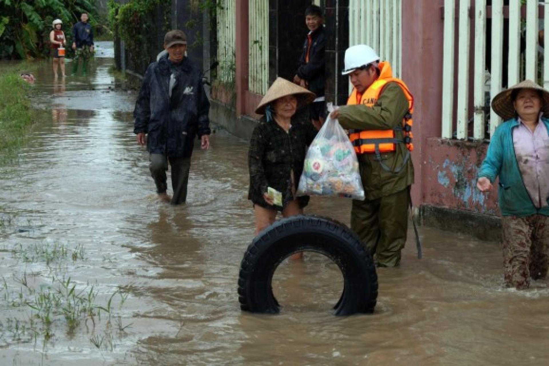 越南中部地区在过去几周遭受暴雨肆虐，如今又面对“天琴”的来袭。