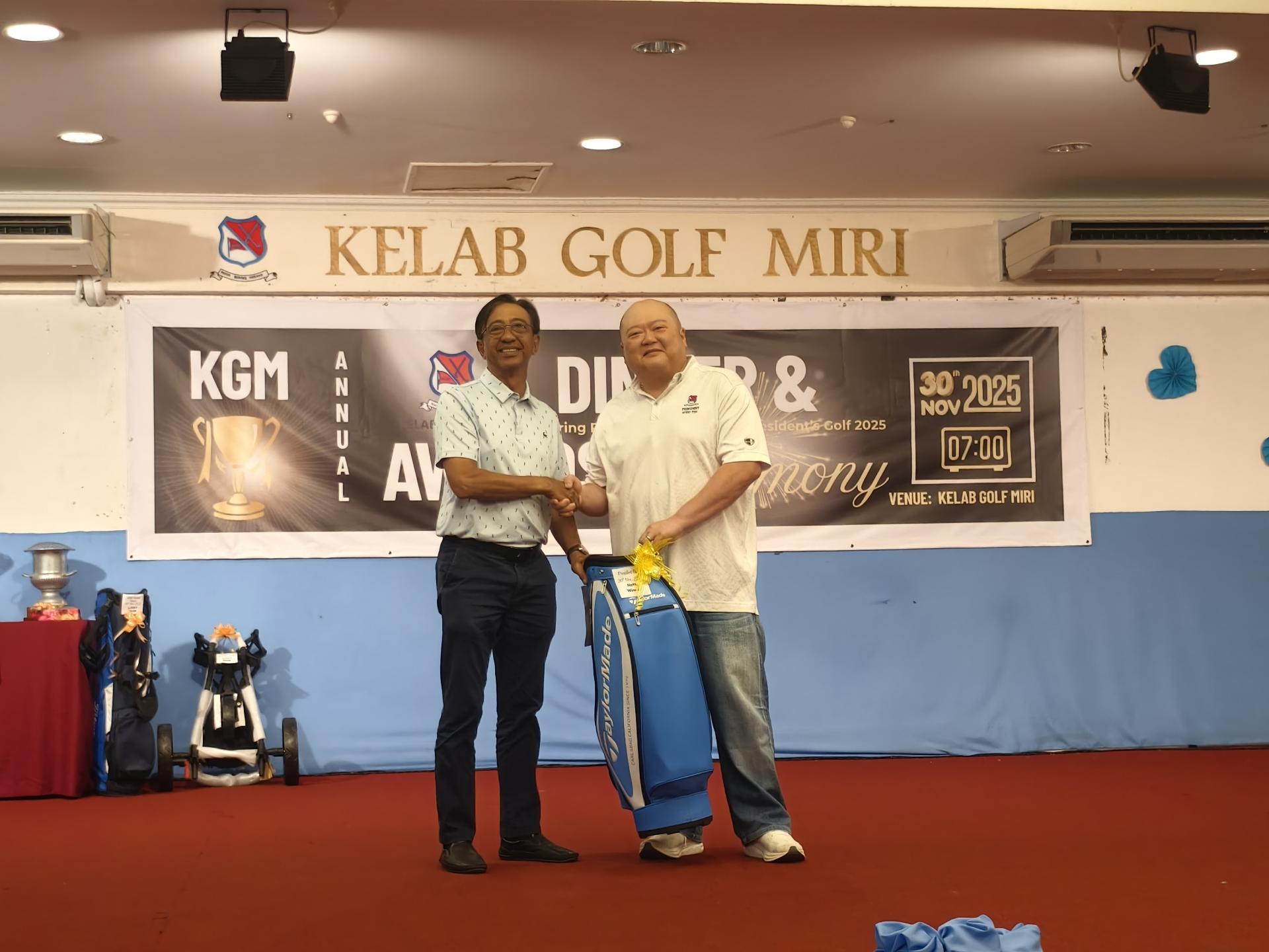 美里高尔夫球俱乐部会长陈榕光（右）颁奖给美里高尔夫球俱乐部 “会长杯”总冠军Hj Abdul Rahman B Damairah。