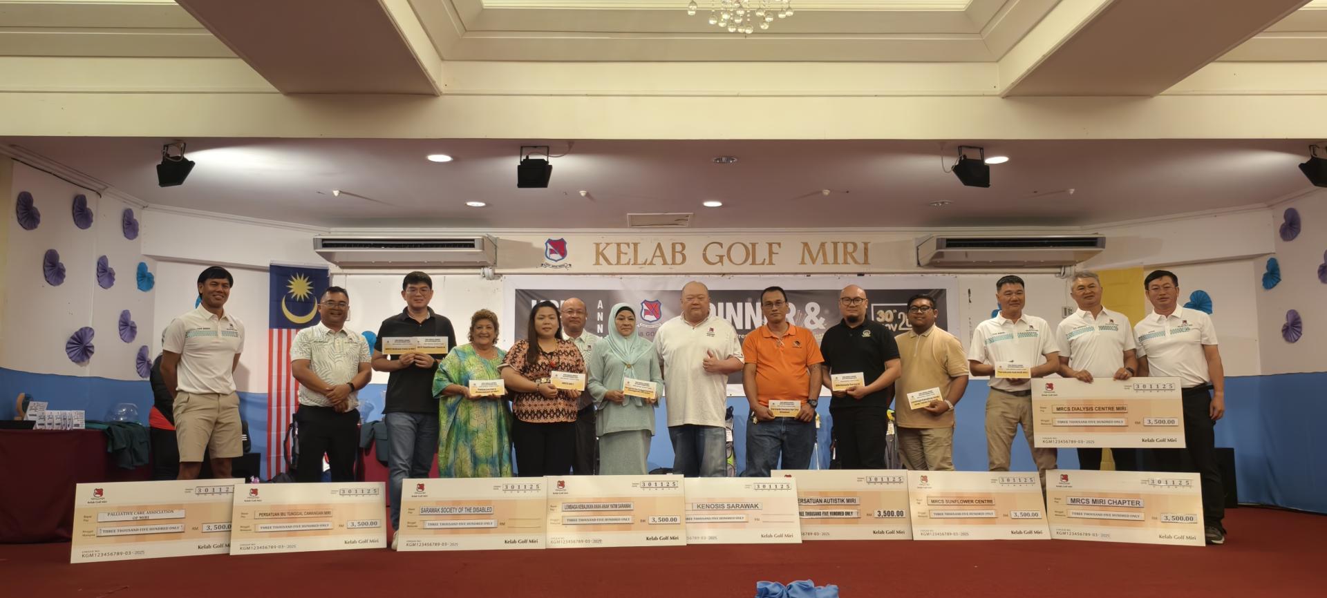 美里高尔夫球俱乐部会长陈榕光（中）与理事移交3万1500令吉慈善基金予9个受惠单位合影。