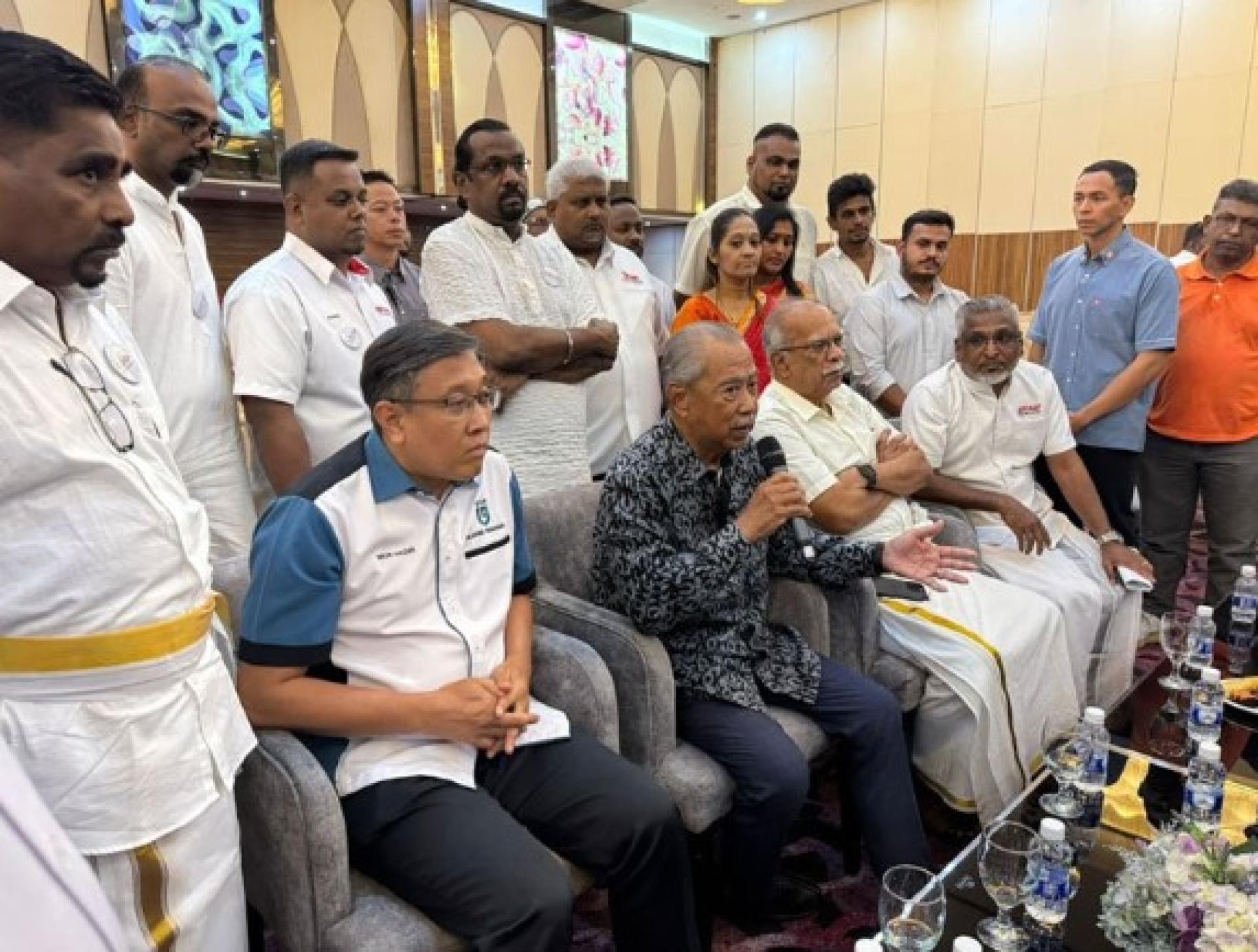 慕尤丁（坐者左2）在记者会上透露，国盟已接获国大党加盟的申请。坐者右2为民权共识党主席拉马沙米。