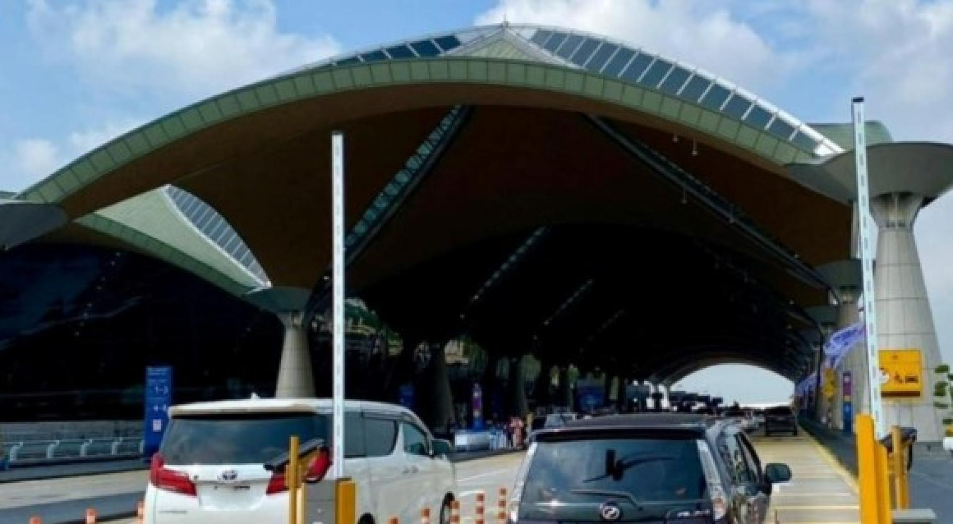 吉隆坡国际机场（KLIA）在试行3个月成功缓解路边车道拥堵情况后，即日起全面落实车辆通行管理系统（VAMS），上下客车道停车超过10分钟将被征收10令吉至最高100令吉罚款。