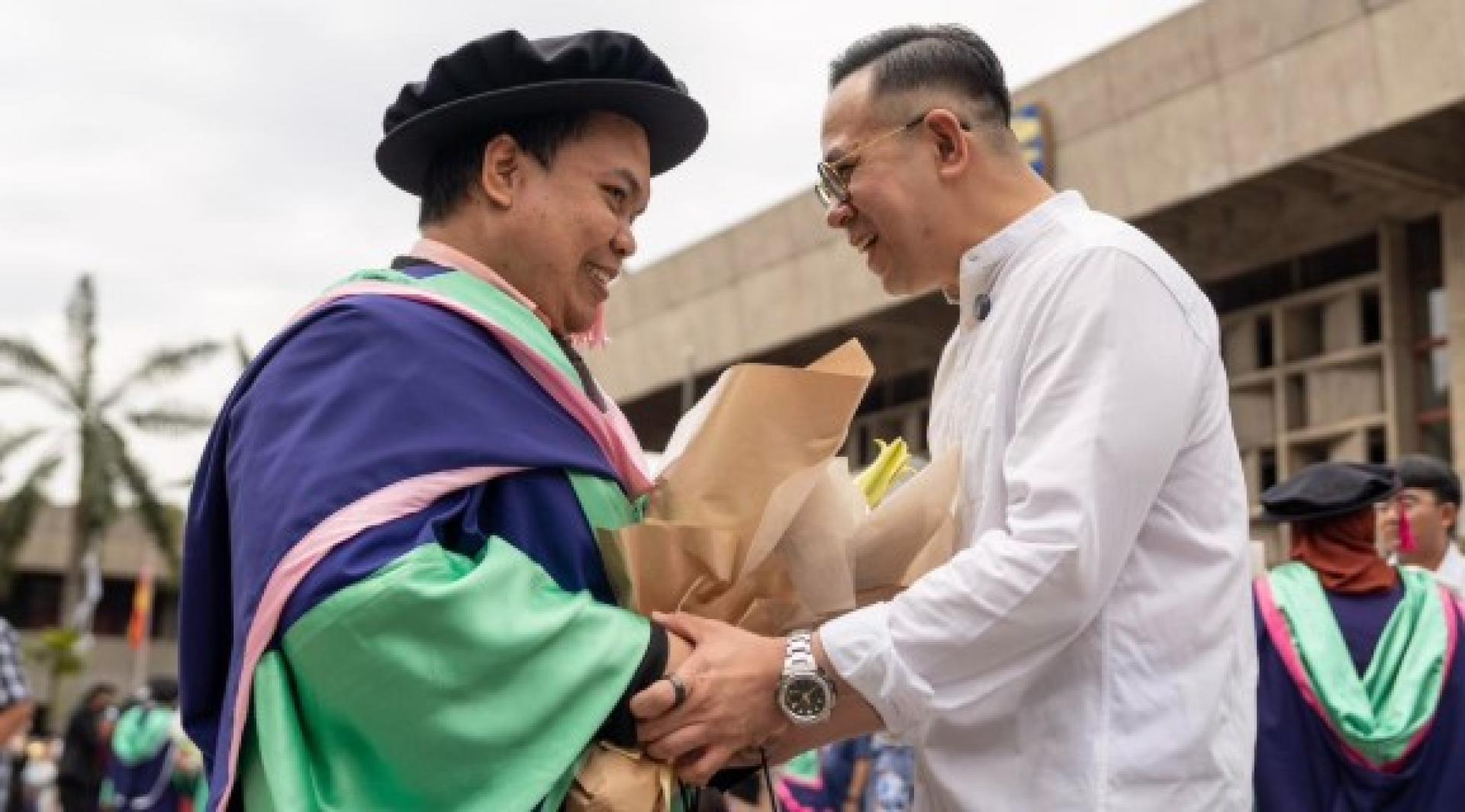 沈志强亲眼见证依尔汉成功拿到历史博士学位，感到欣喜雀跃。