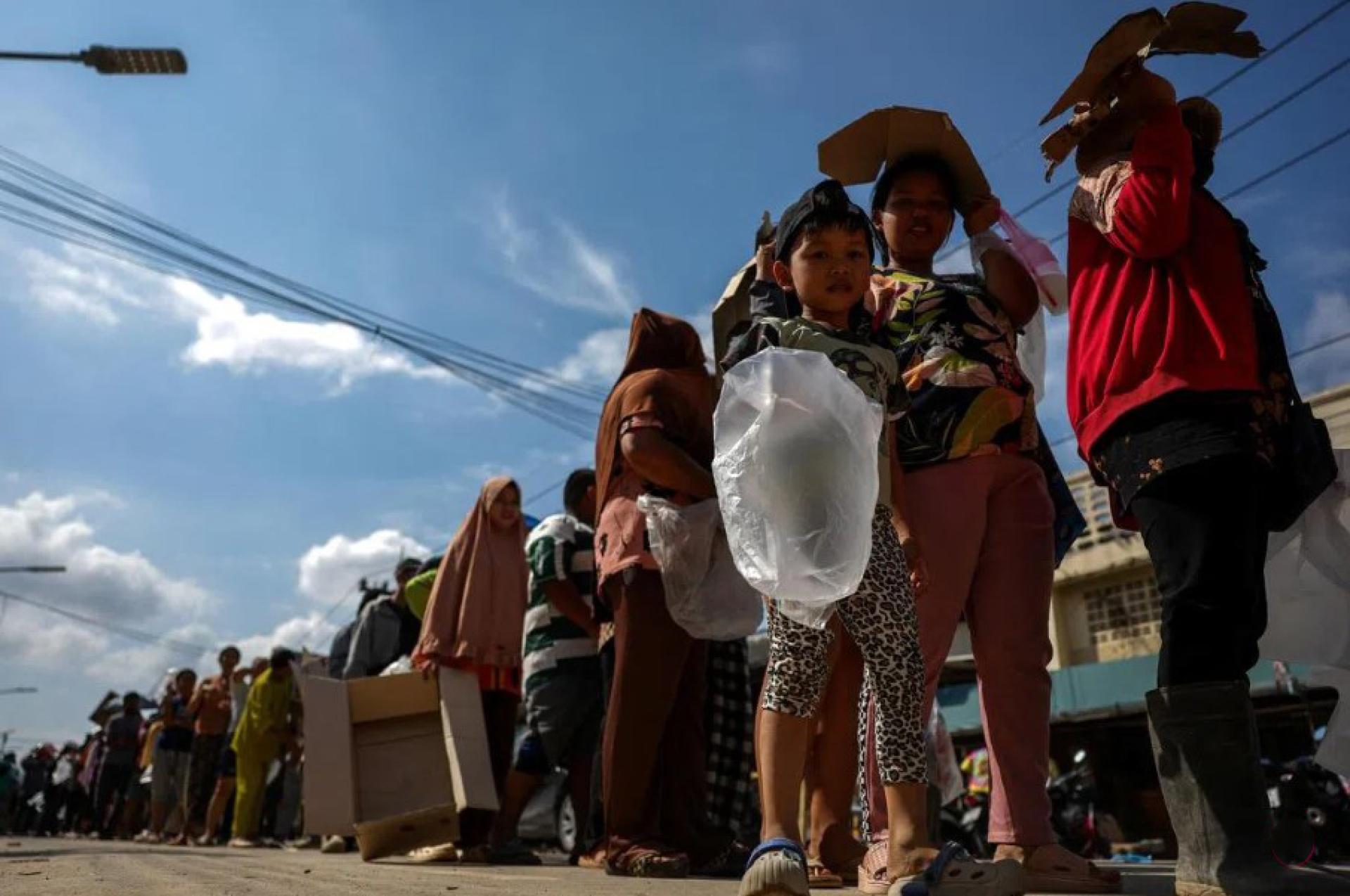 泰国南部宋卡府合艾市目前进入灾后重建阶段，如何安顿好家园被毁的水灾灾民是当局的优先事项。图为灾民星期六（11月29日）排队领取救灾物资。