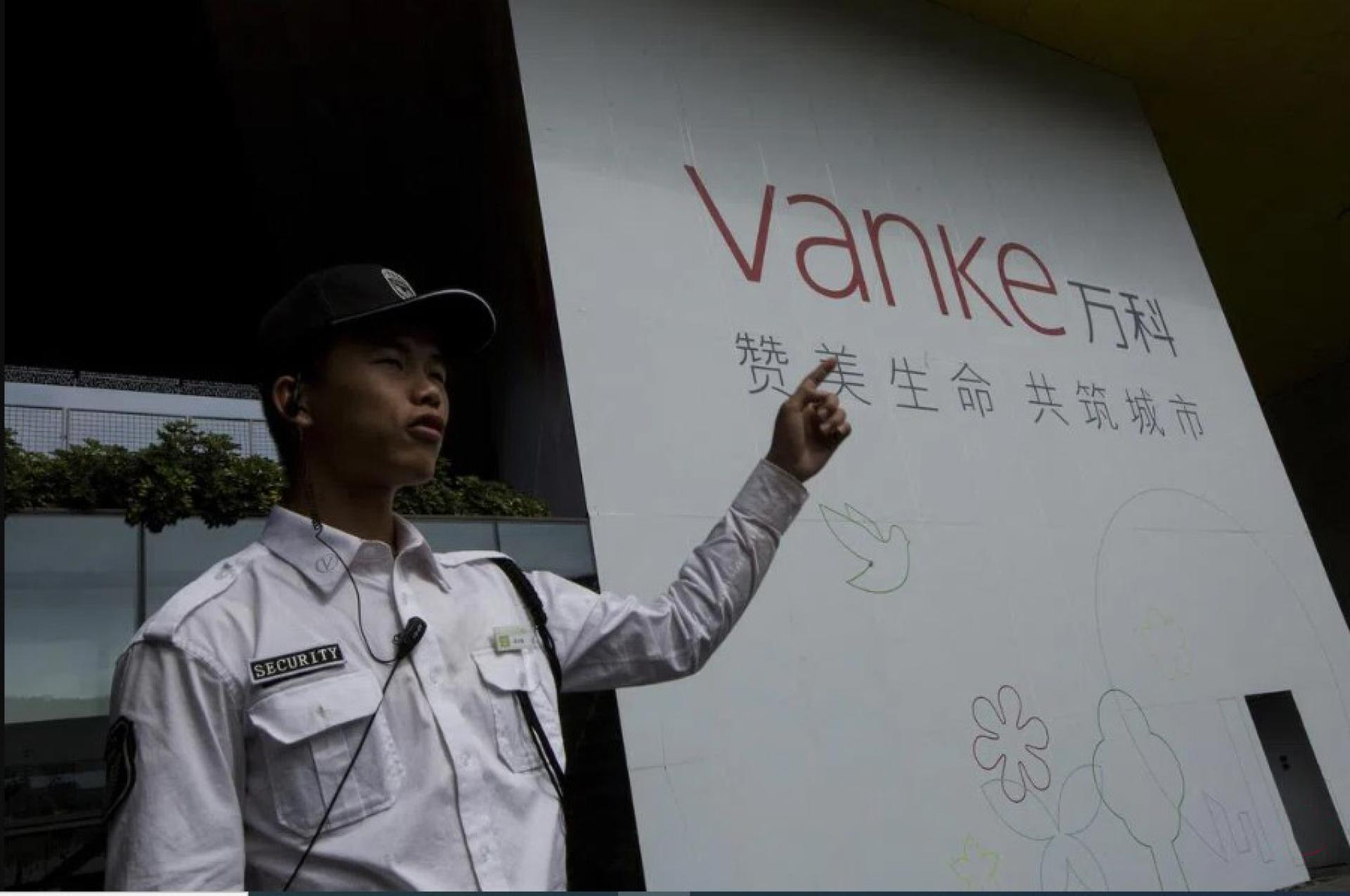 两家中国民间数据机构在万科提出展期偿还债券后，未公布全国主要房企当月销售数据，引发市场关注。图为2015年深圳万科总部外。 （档案照）