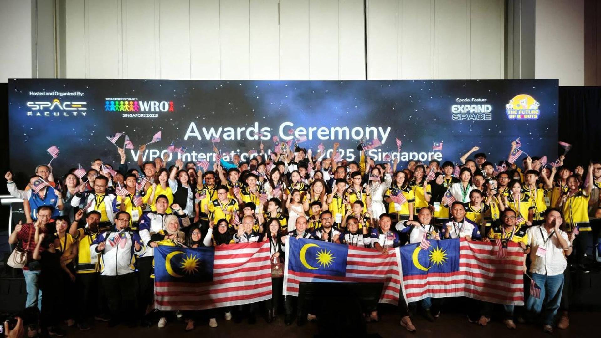 美中机器人队于日前在新加坡举办的国际奥林匹克机器人大赛中夺得2金1银的佳绩，助大马队夺下全场总冠军。