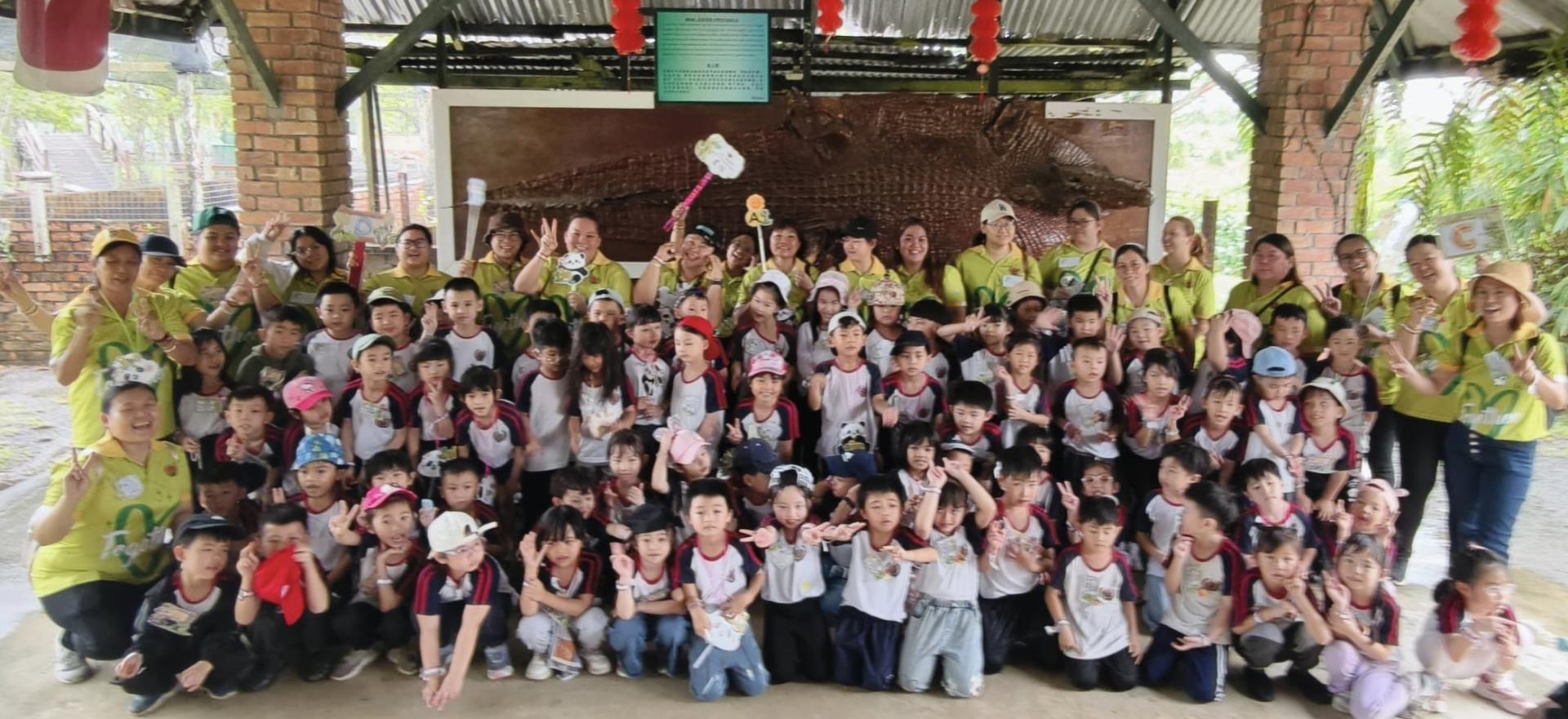 大埔幼稚园幼二班在“美里鳄鱼园/迷你动物园”进行户外教育与毕业旅行活动的集体合影。