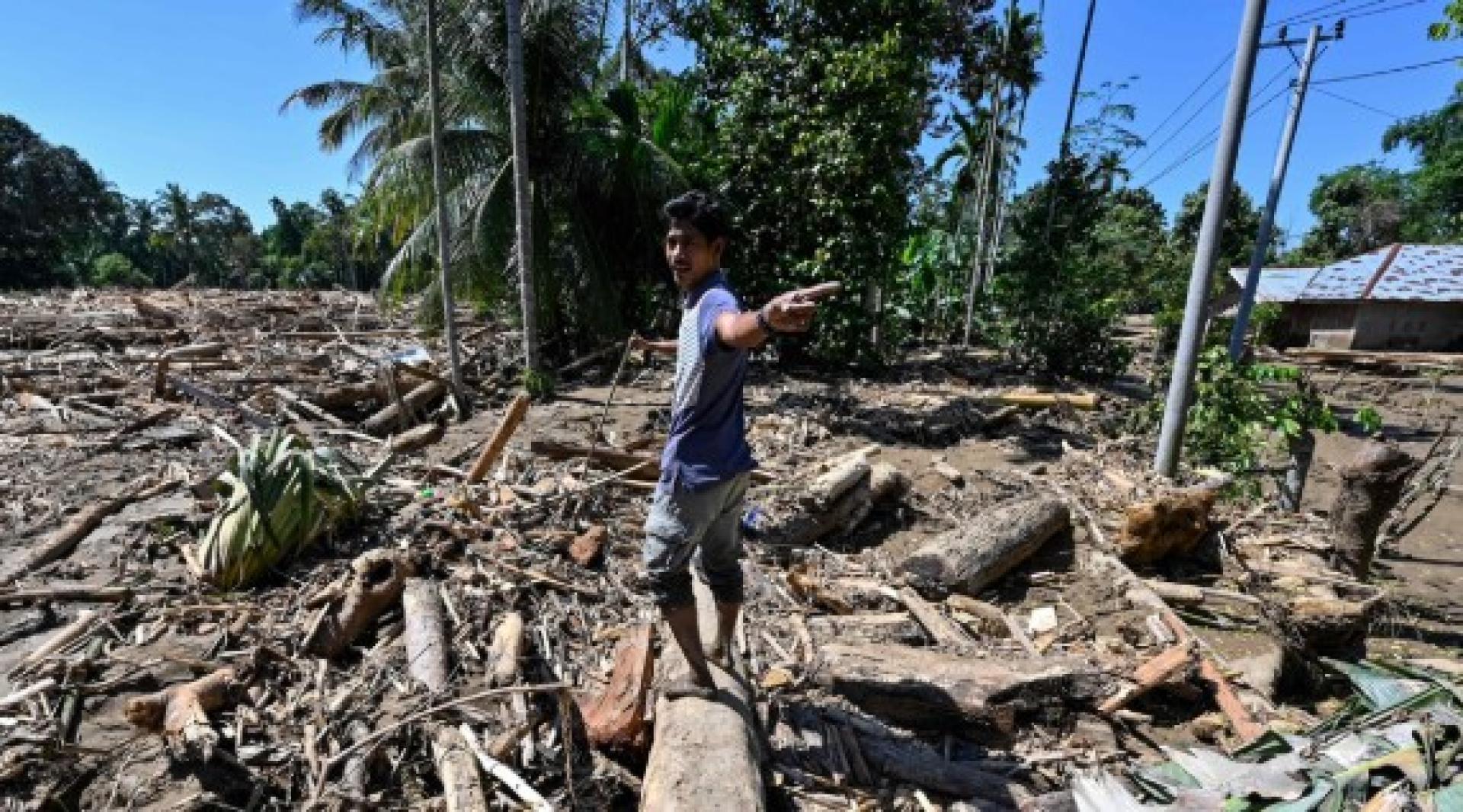 印尼近日发生在苏门答腊岛三省的洪灾和山体滑坡已造成442人遇难。