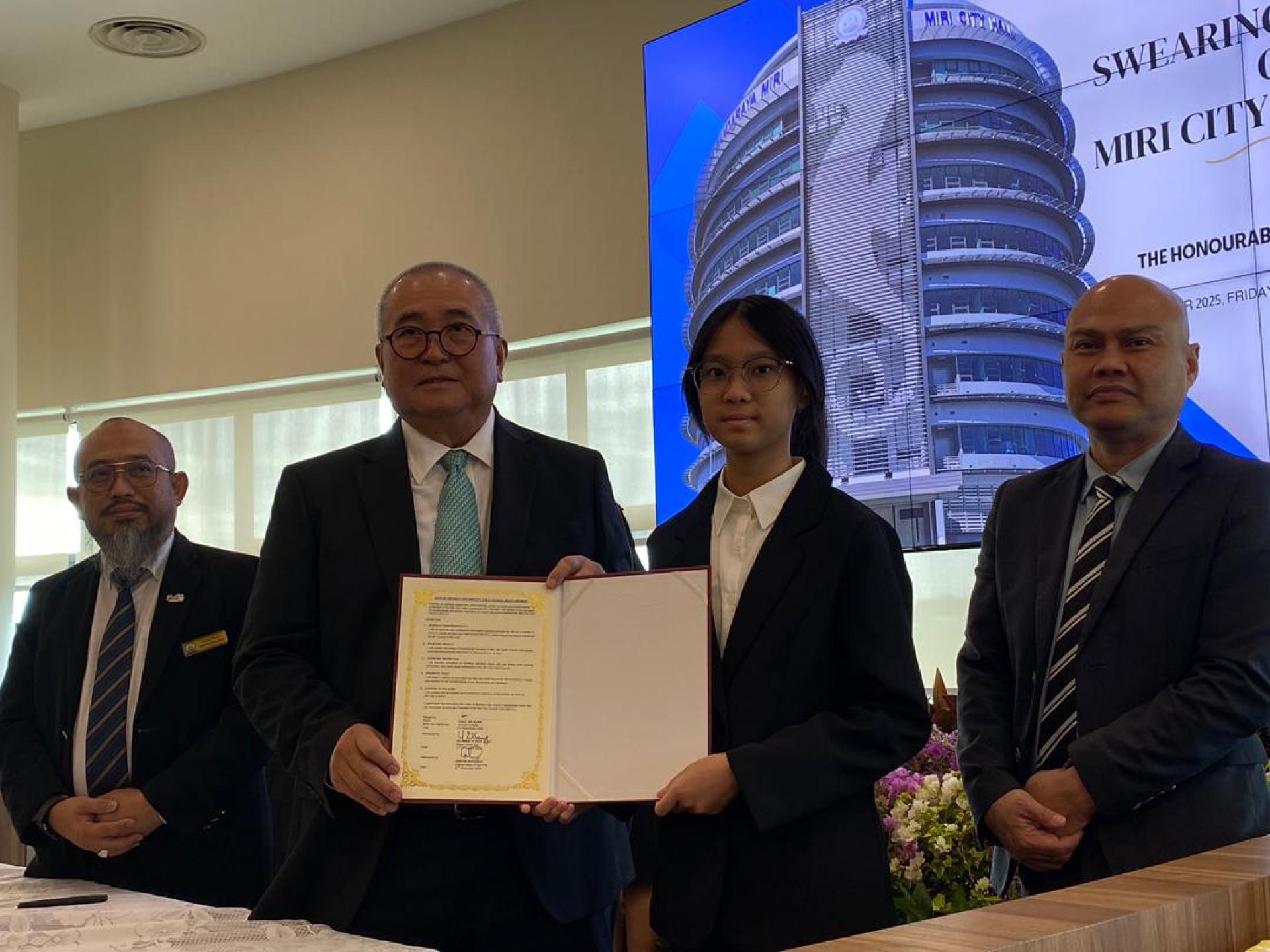 培中生邓佳萱（右2）在签署宣誓书后与美里市长俞小珊（左2）合影。