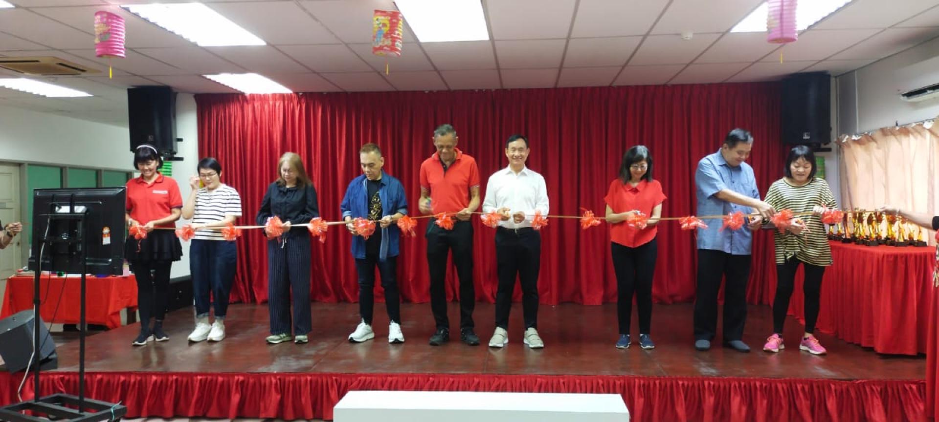 “2025年精英华语歌唱比赛”开幕剪彩仪式。中为美里友谊协会会长楊振平，右4为筹备会主席黄朝西。