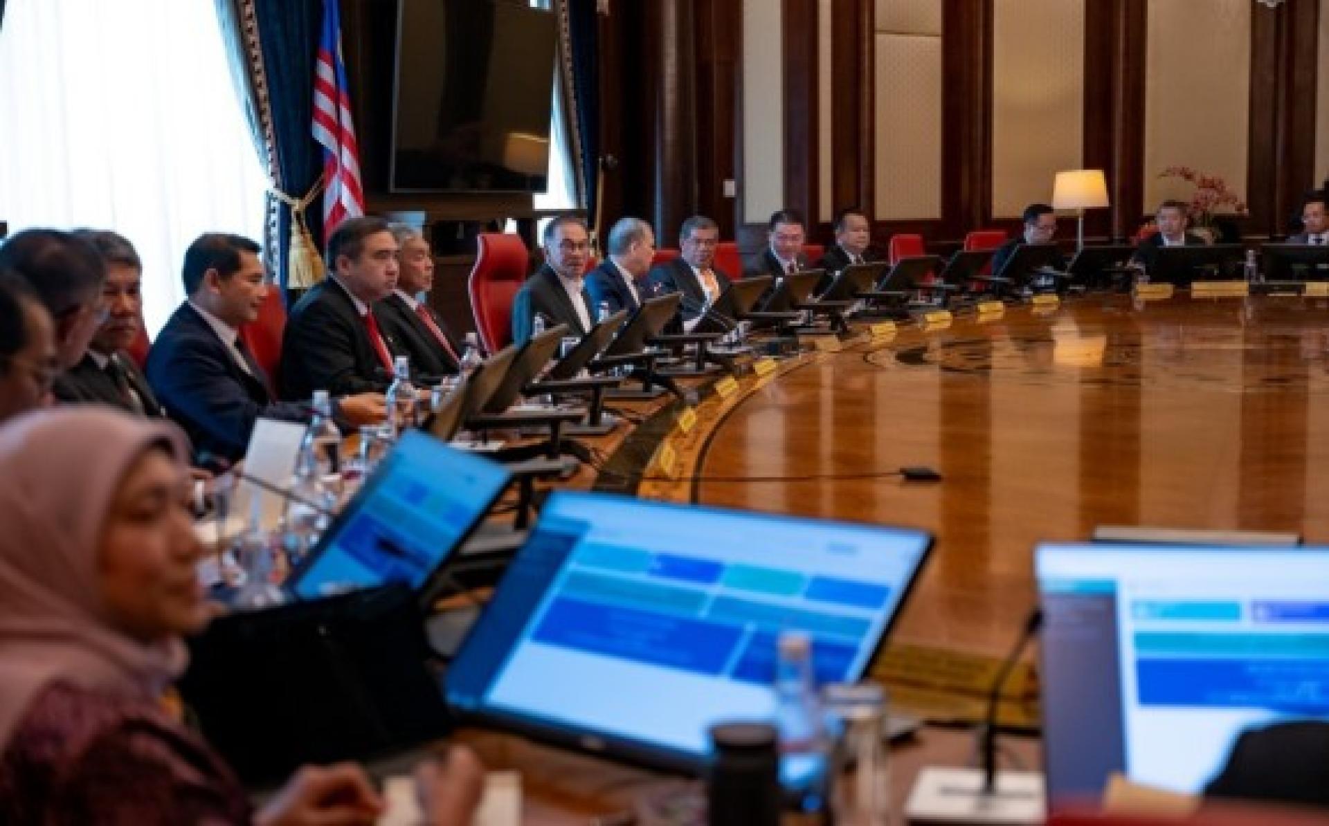 首相兼财长拿督斯里安华指出，政府近期不打算进行大规模内阁改组，反之专注在填补内阁内的数个空缺。