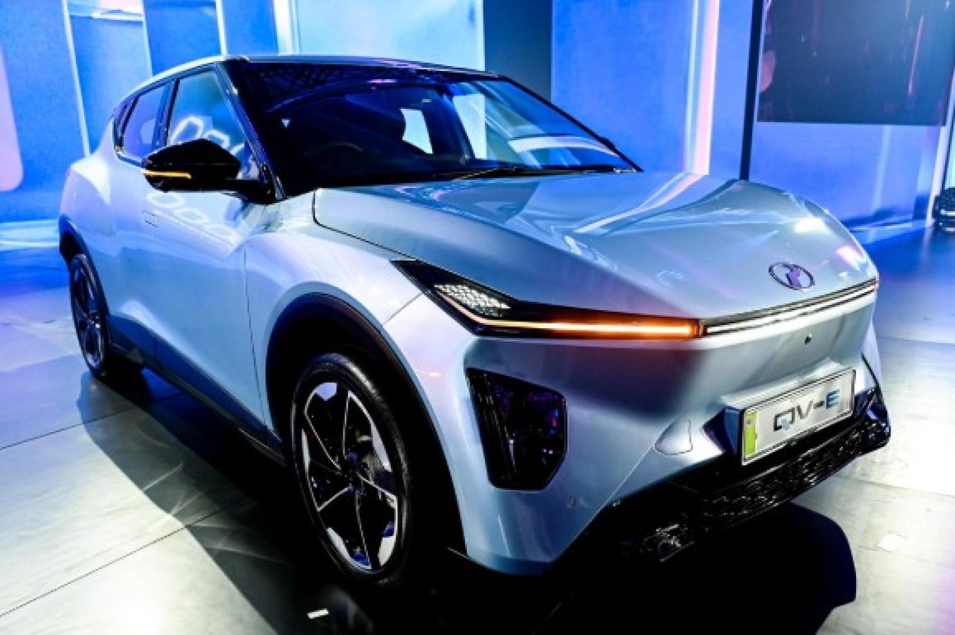 QV-E提供两种颜色，即冰蓝色与鱼子酱灰色，并在指定第二国产车分行发售。