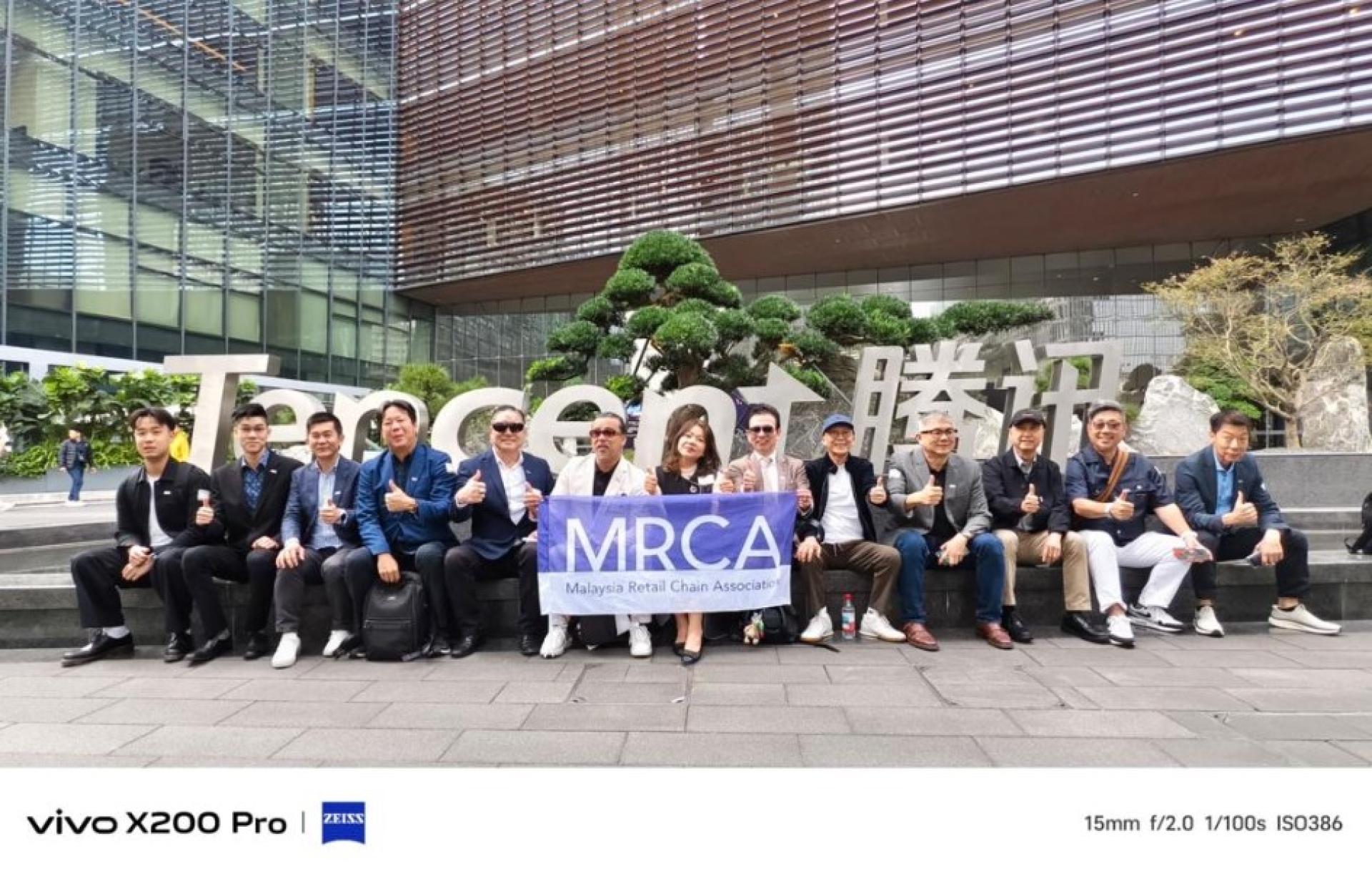 苏进权（左5）参与马来西亚零售连锁协会考察团，摄于中国深圳腾讯总部大楼前。