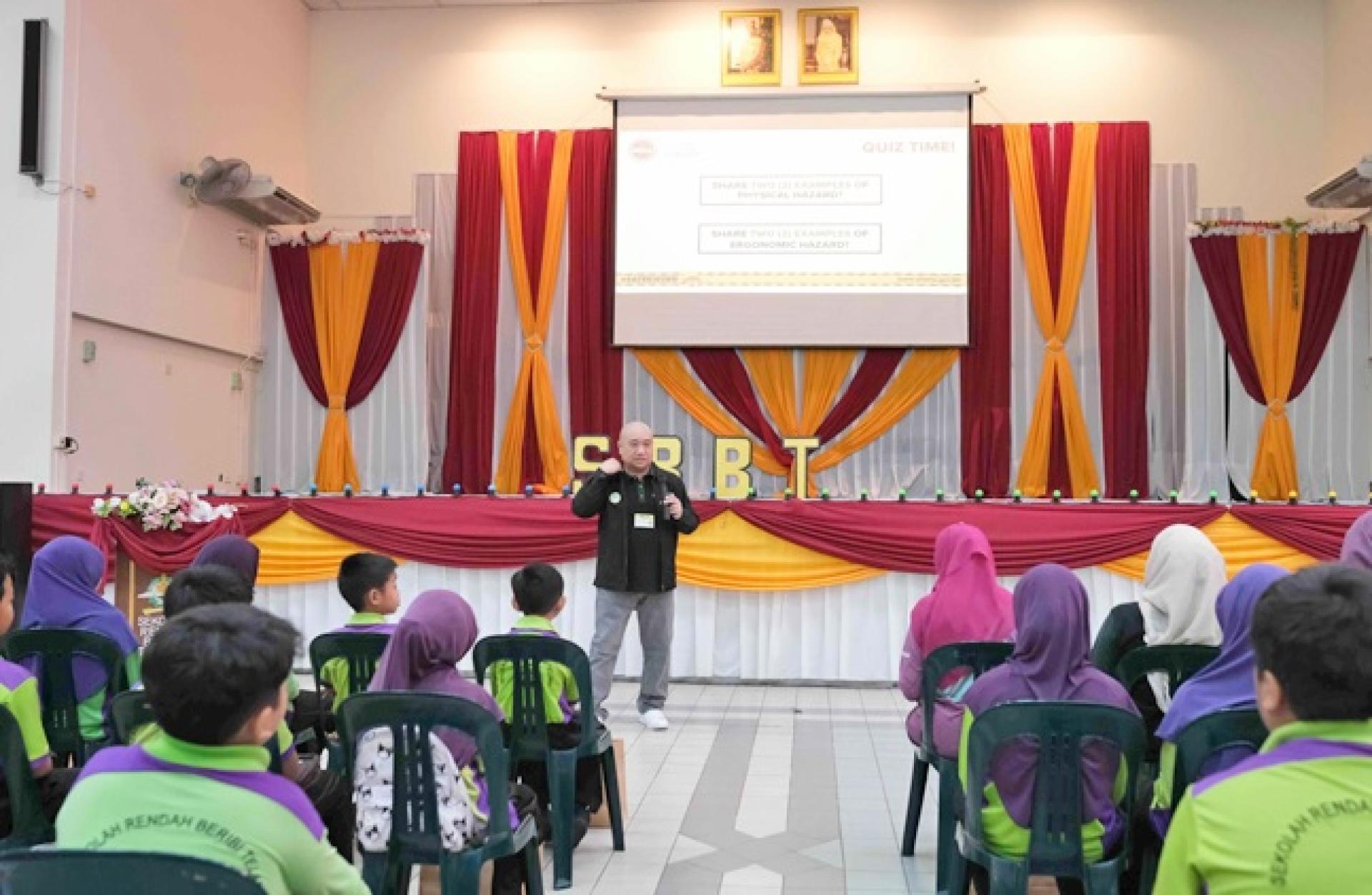 汶莱安全、健康与环境监管局讲师主持儿童安全教育推广活动演说