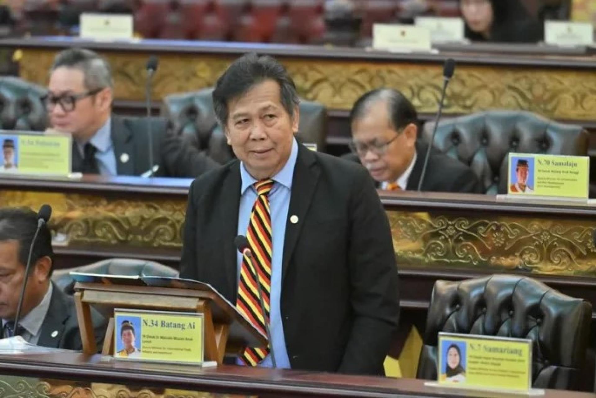 马尔科姆于2025年12月1日砂拉越州议会会议上发表国际贸易及投资部总结发言。