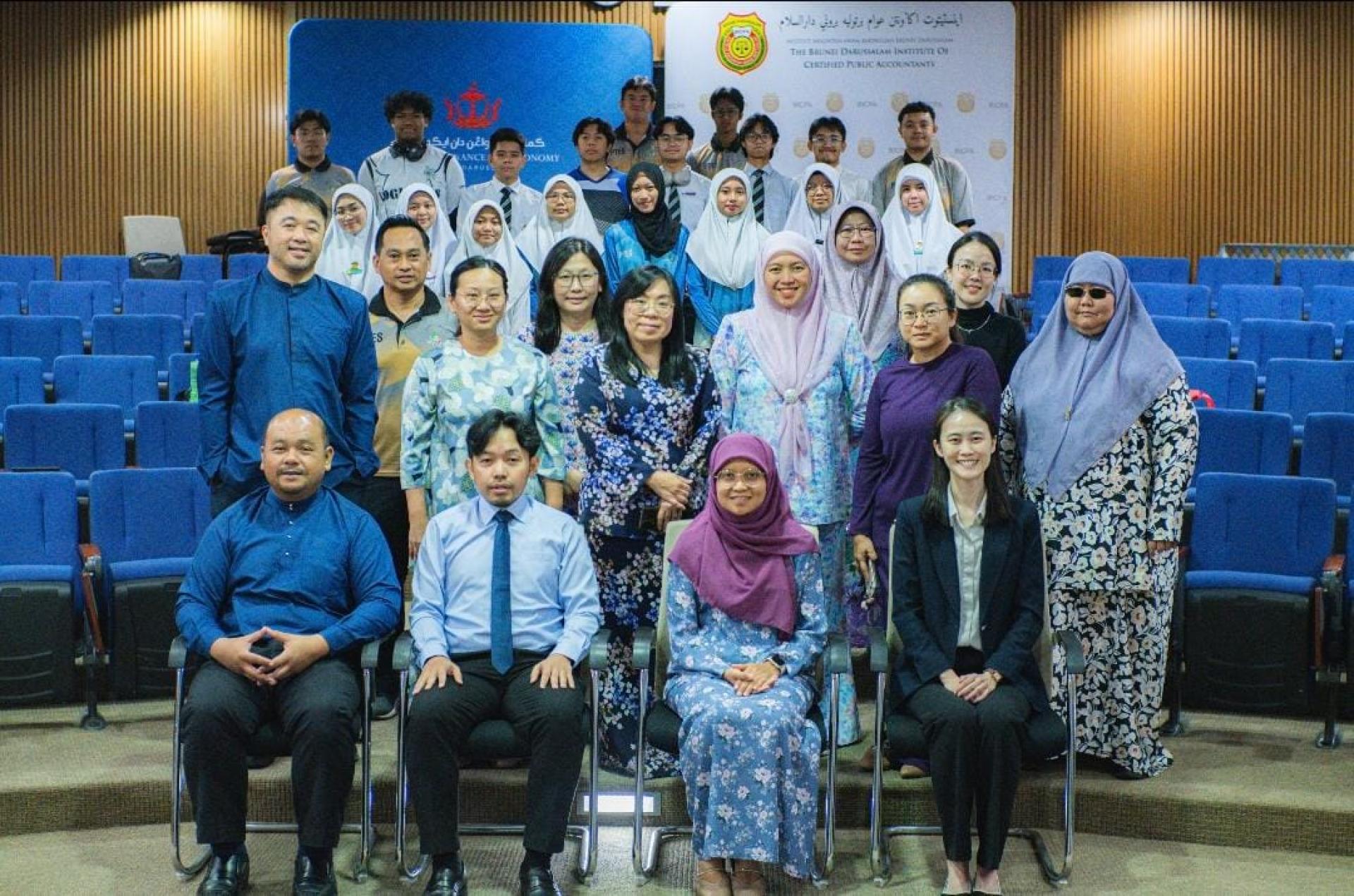 出席会计专业巡回宣讲会者合影