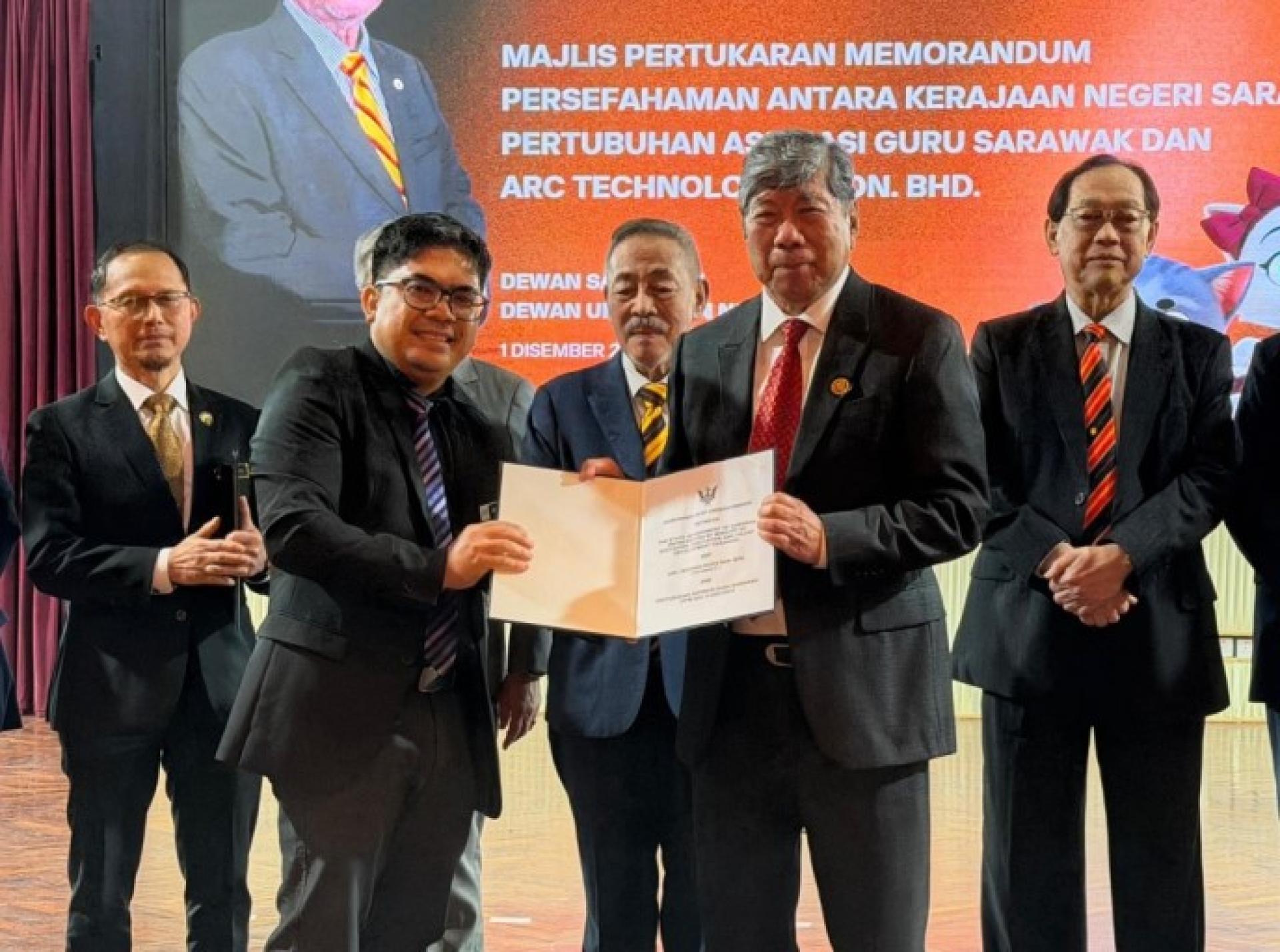 沙加（中）见证砂拉越政府、砂拉越教师志向组织及Arc Technologies Sdn Bhd于2025年12月1日签署谅解备忘录。