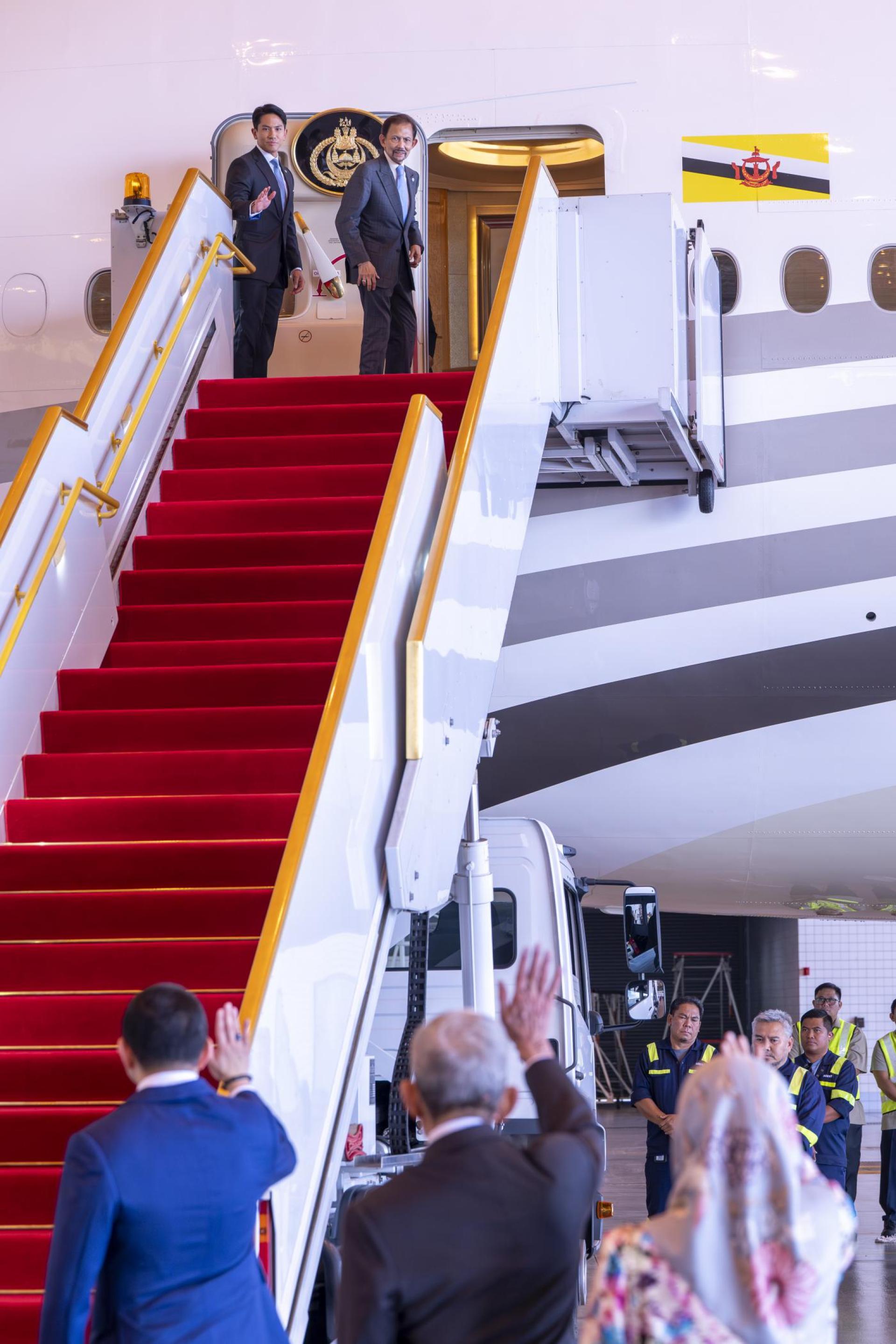 苏丹陛下与马丁王子启程前往越南