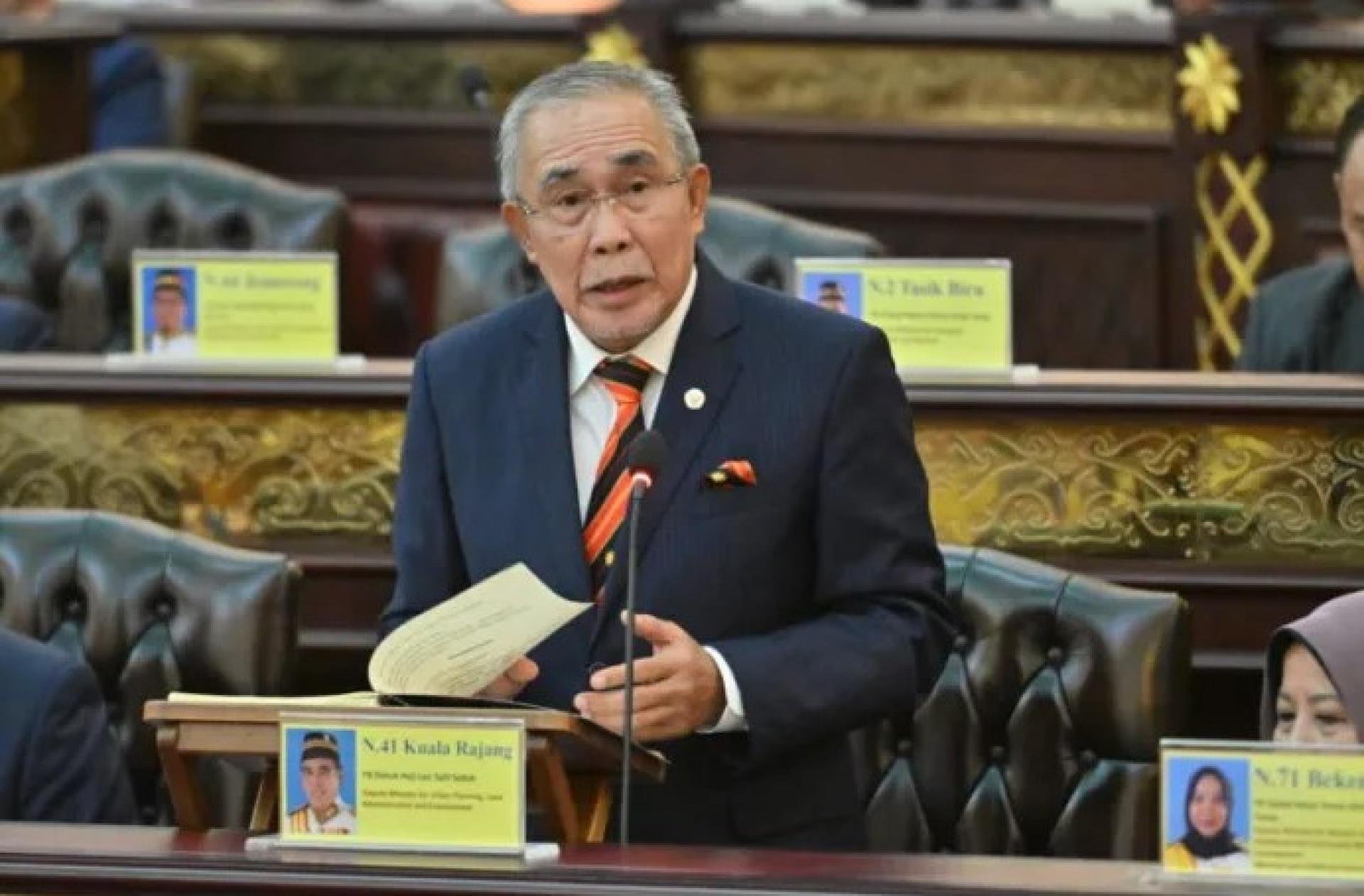 连达立于2025年12月1日砂拉越州议会会议上，为自然资源与城市发展部作总结发言。