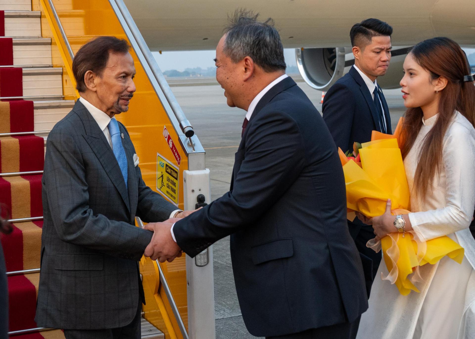 苏丹陛下在机场受到越南国家主席办公厅主任黎庆海的欢迎