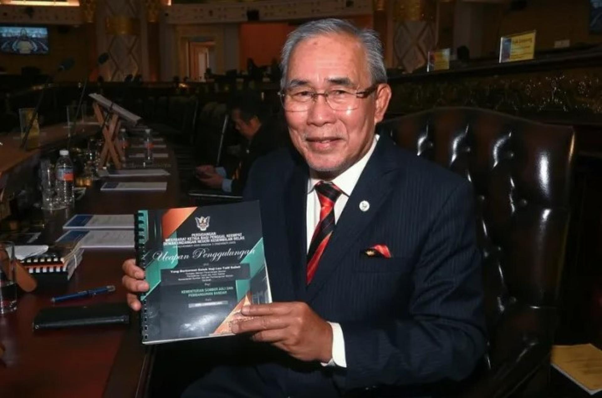 连达立在2025年12月1日砂拉越州议会会议上，为自然资源与城市发展部作总结发言。