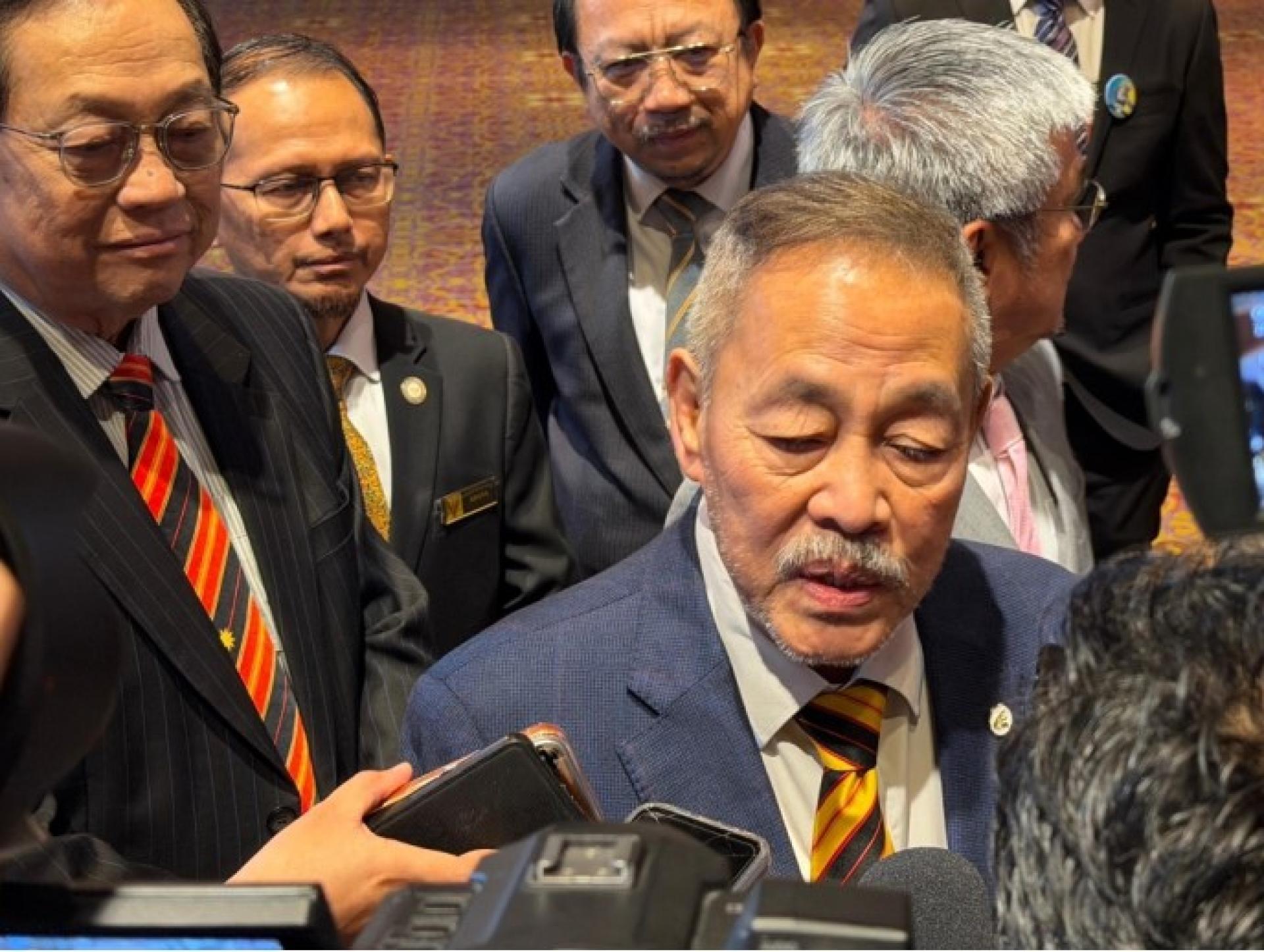 罗伦沙加（前）于2025年12月1日，在见证砂拉越政府、砂拉越教师愿景组织与 Arc Technologies 私人有限公司交换谅解备忘录后，向媒体发表谈话。