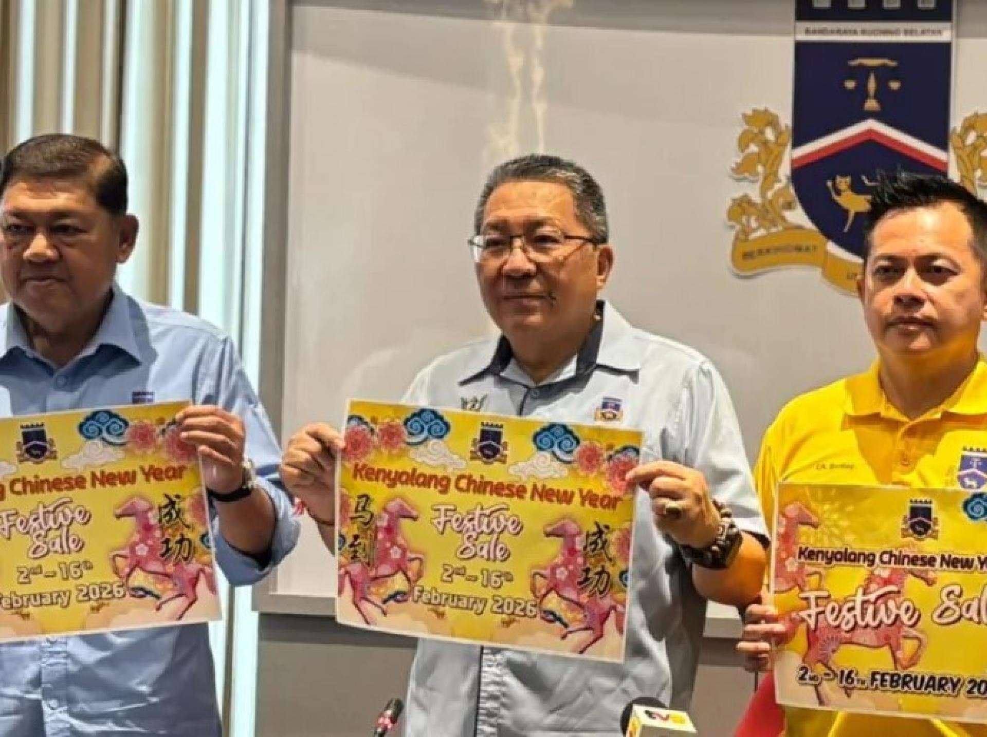 黄鸿圣（中）与副市长拿督再迪苏海里（左）及市议员Albert Tay（右），于2025年12月1日在古晋南市市政厅总部召开的记者会上合影。