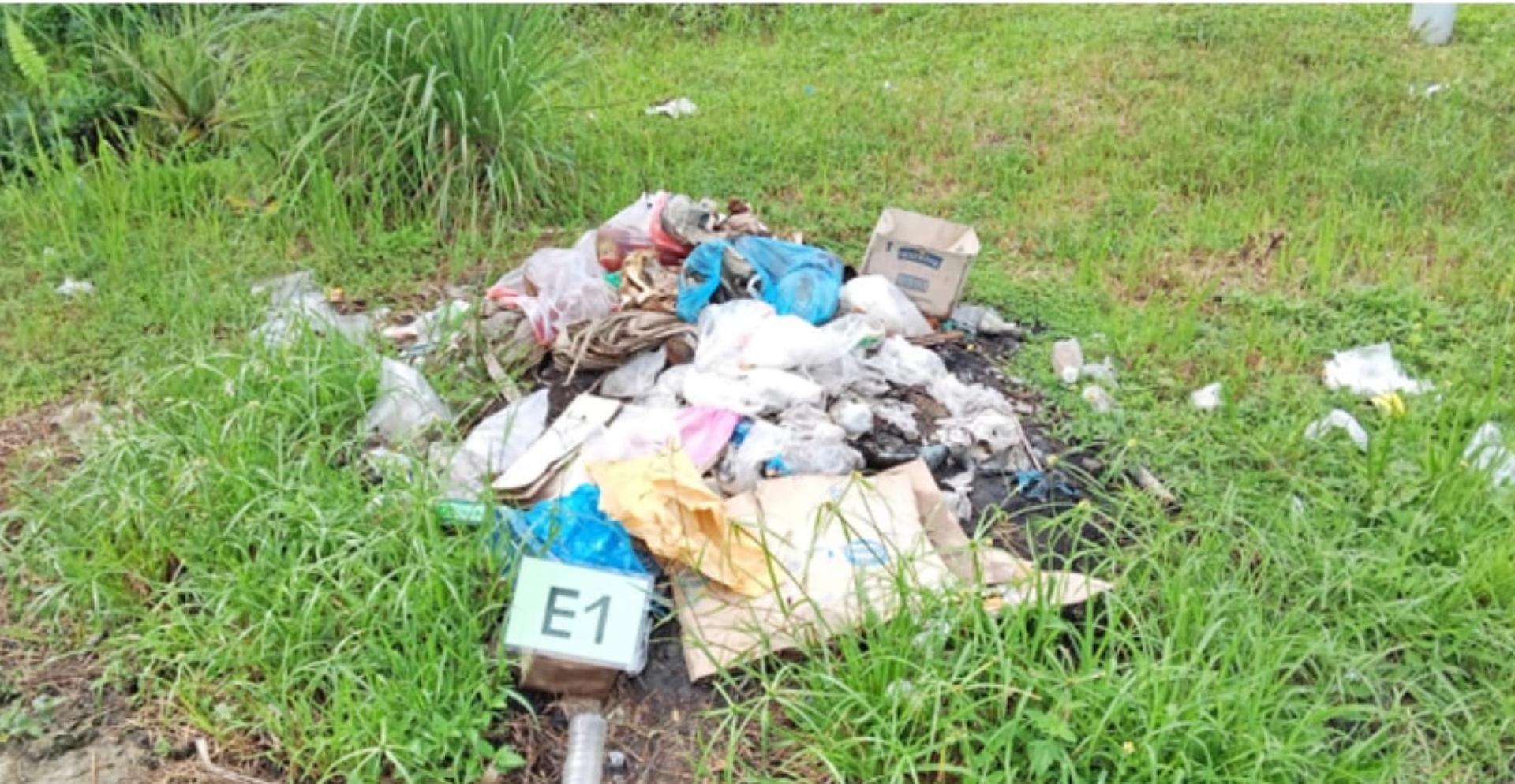 违规商家乱丢垃圾