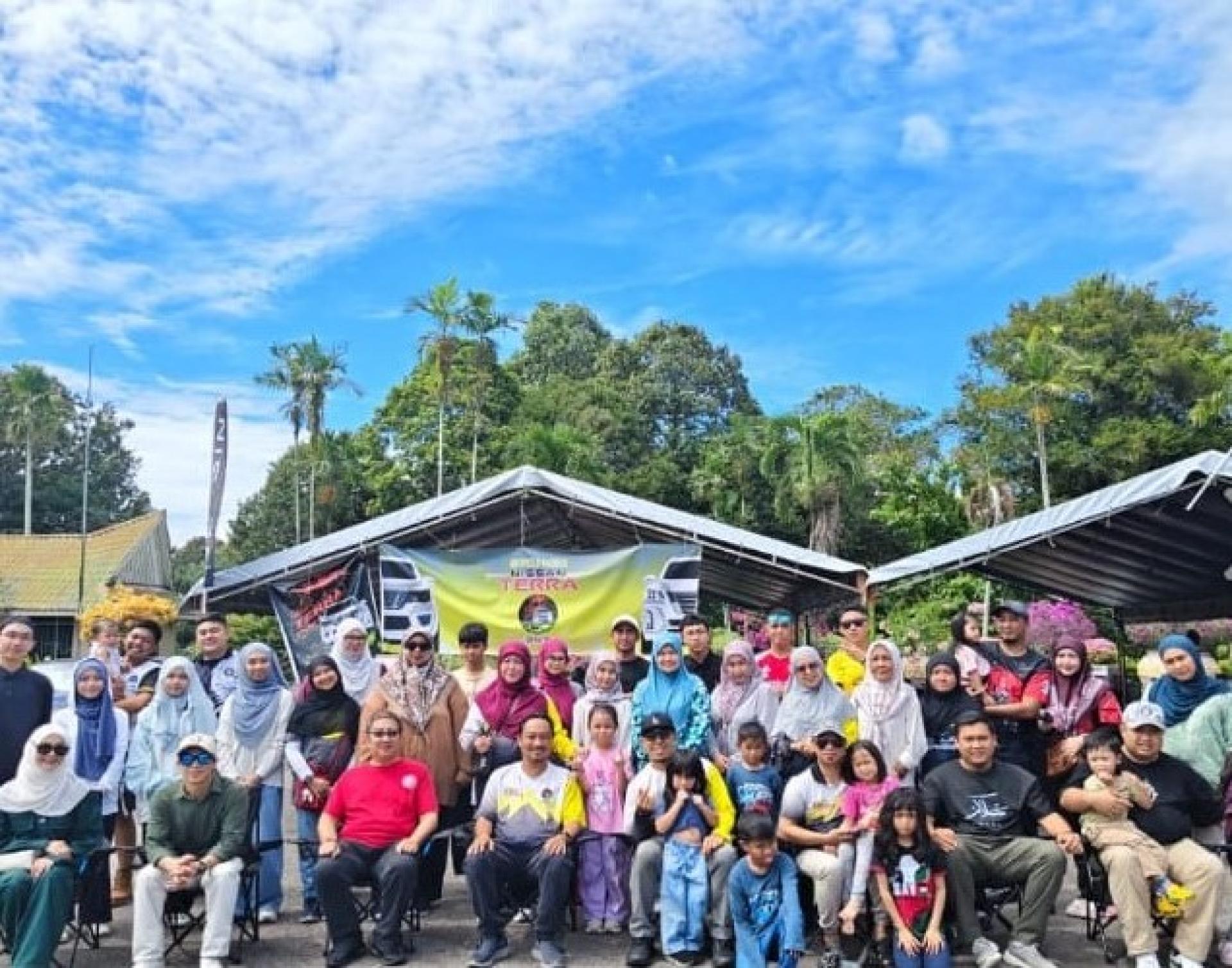 出席家庭日的车主及家属人员合影