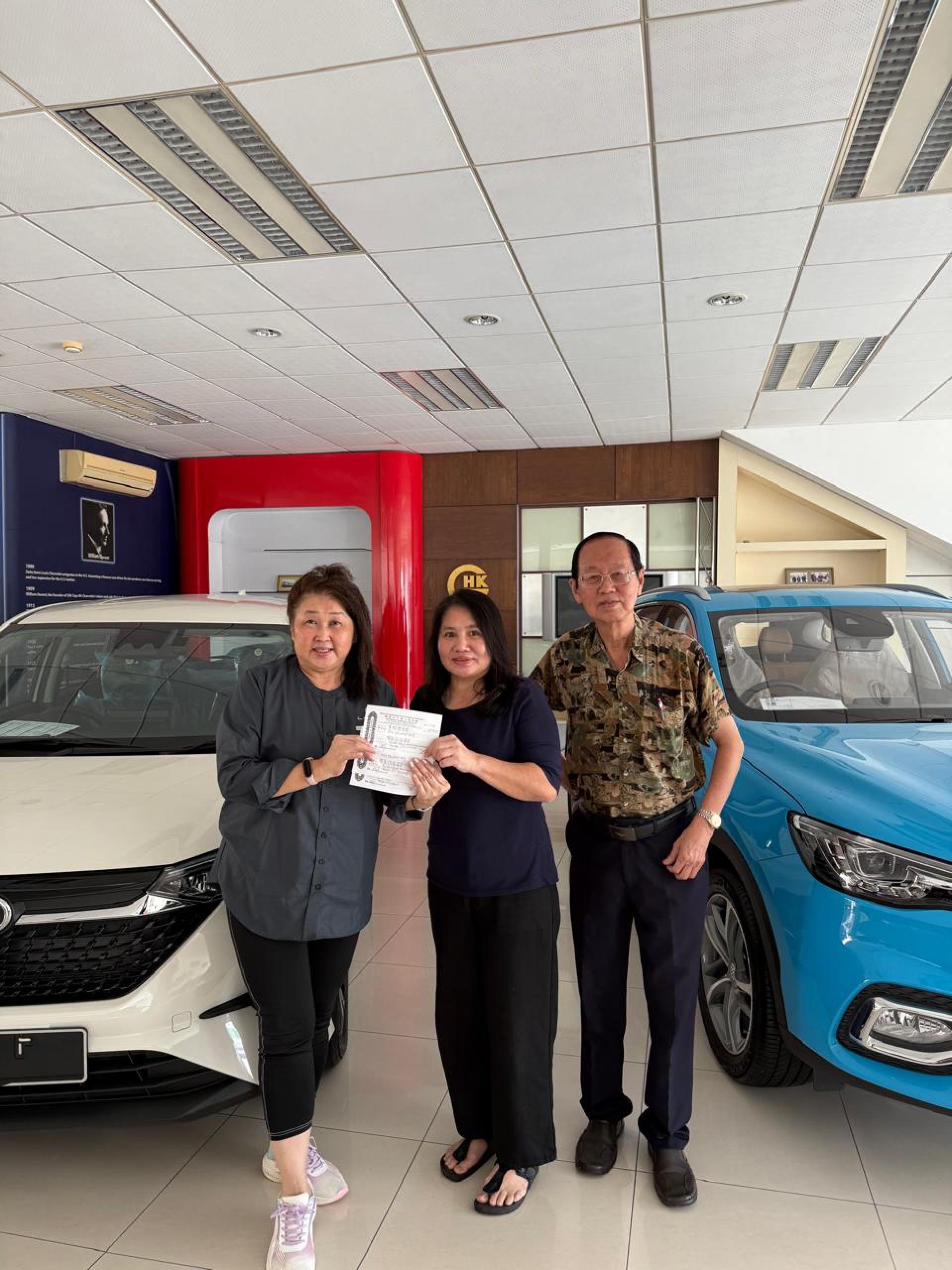 黄秀凤（中）移交筹集款项予沈秋香（左）