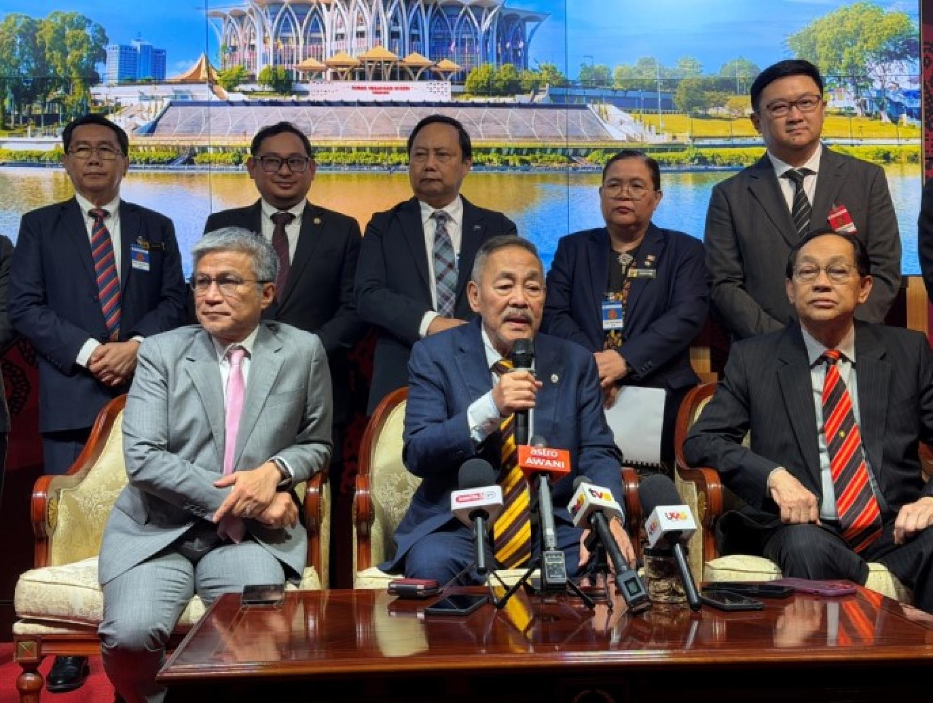 罗伦沙加（中）于2025年12月1日在州立法议会大厦媒体室出席新闻发布会。左为砂教育、创新与人才发展部副部长（教育与创新）拿督安华拉拜，右为砂教育、创新与人才发展部副部长（人才发展）拿督法兰西哈登。