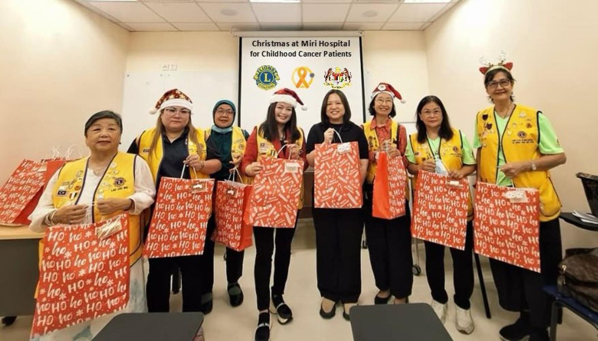 美里中央狮子会成员今日亲自到美里医院病房分发圣诞礼物。左4起为圣诞节关怀送礼活动筹备会主席彭小萍，美里医院第二副院长黄嘉怡医生及为美里中央狮子会会长江秀玲（左2）。