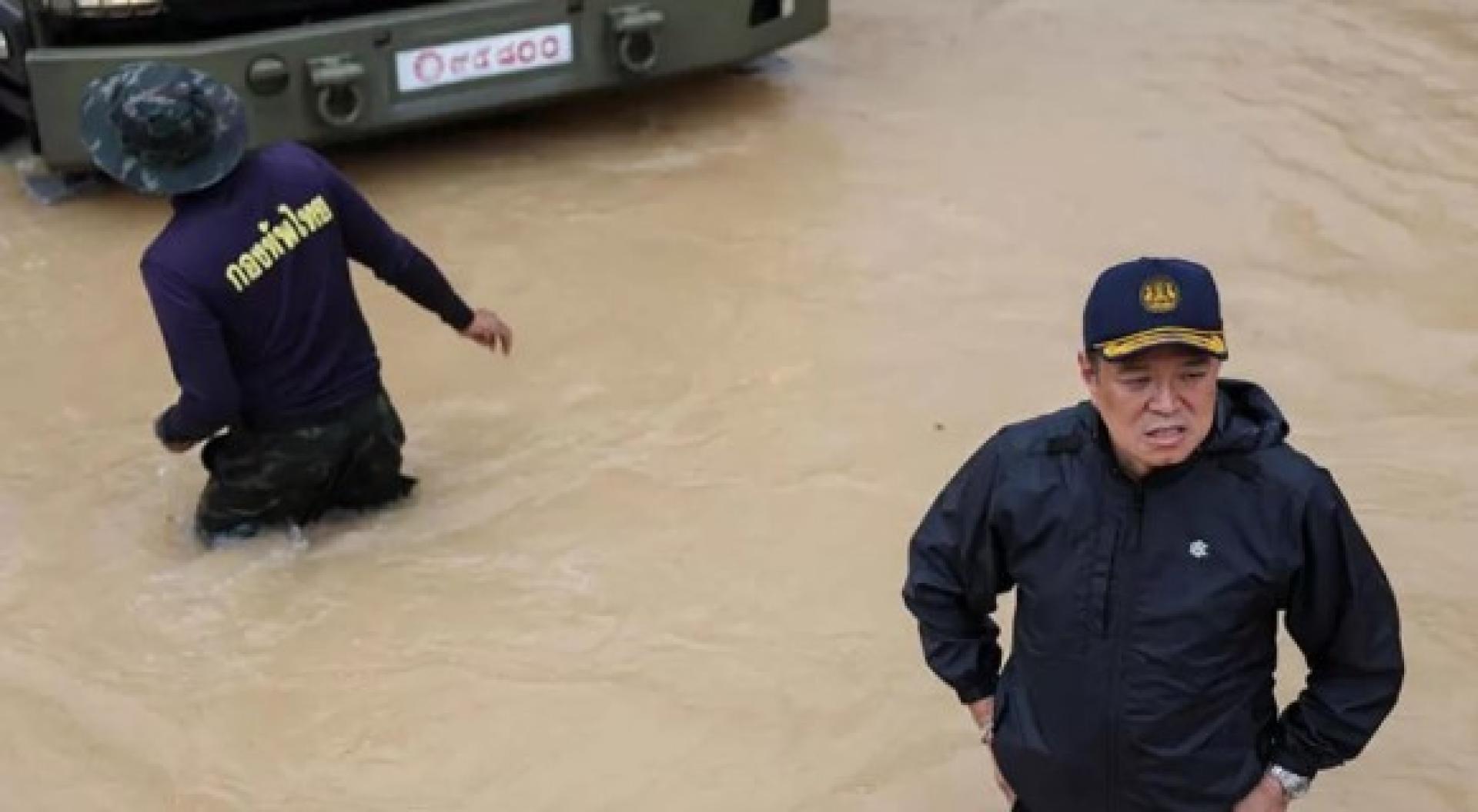 阿努廷26日探访合艾时，水深近腰部。