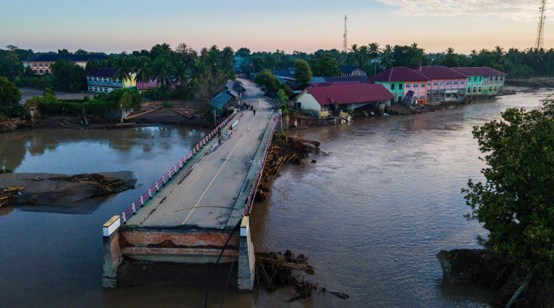 亚齐省的一座桥梁被洪水冲毁。