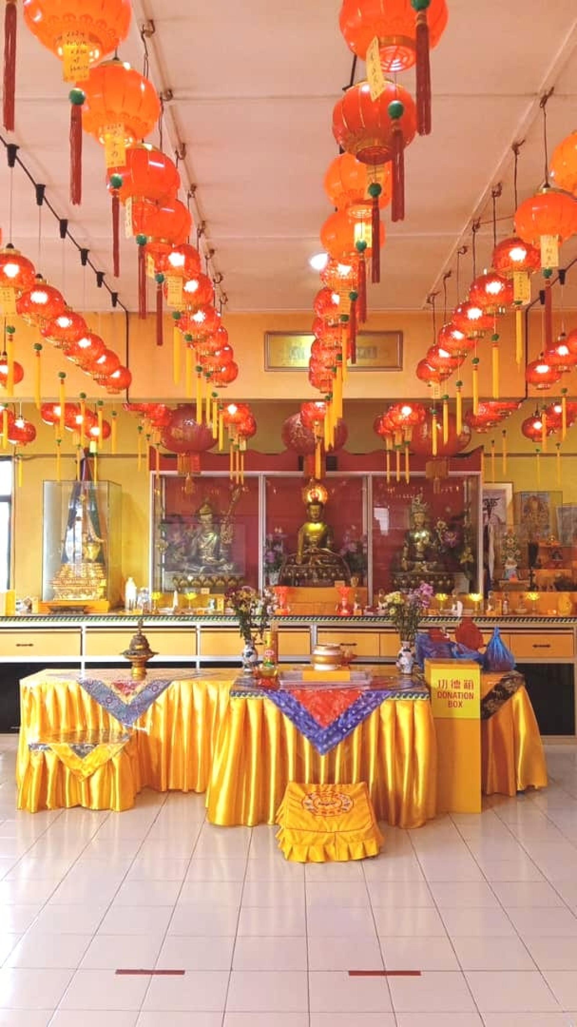 该佛堂挂在佛前上的光明灯，代表着运势光明，佛光普照。