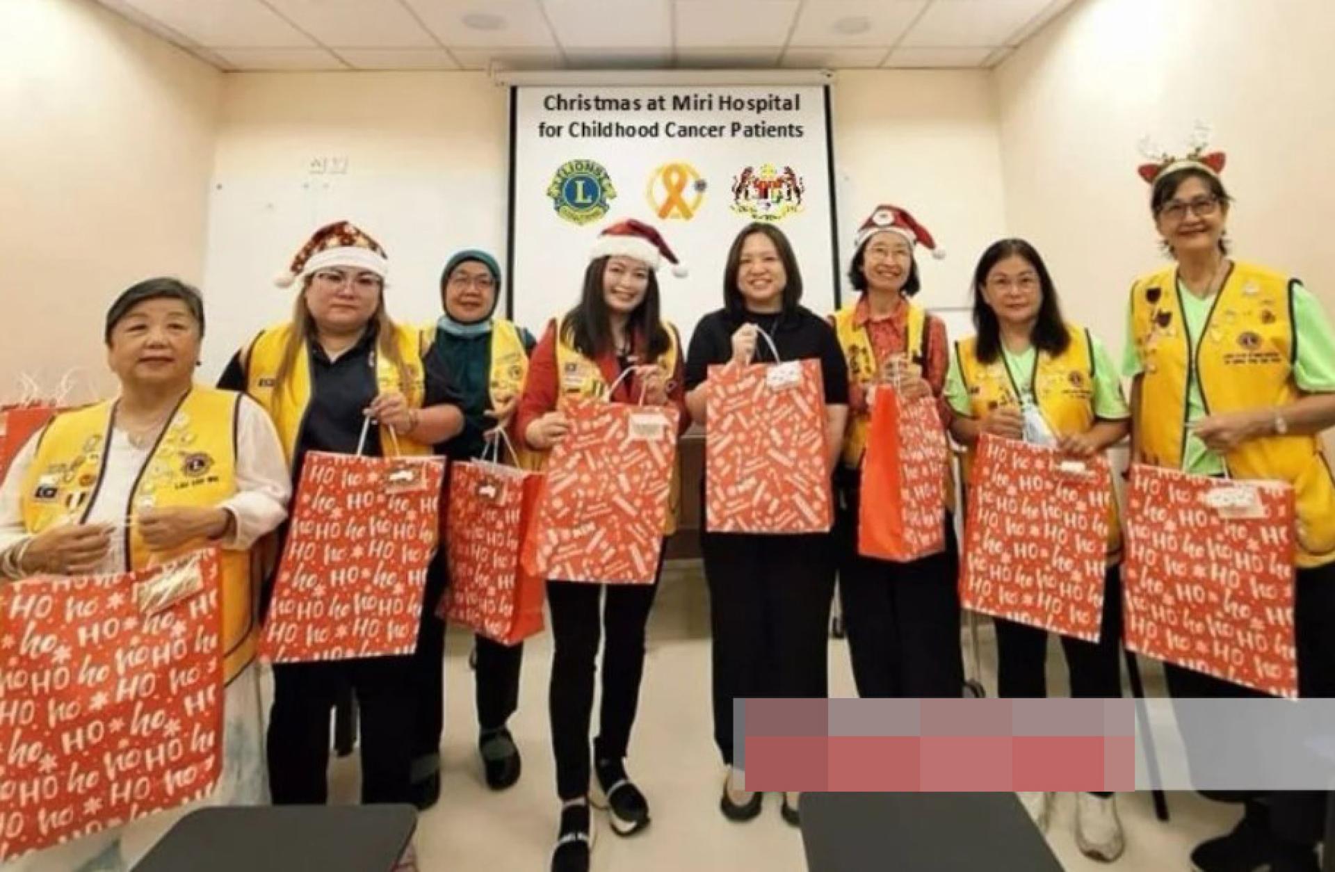 Jennifer Phang（左4）及其他成员在探访期间合影。