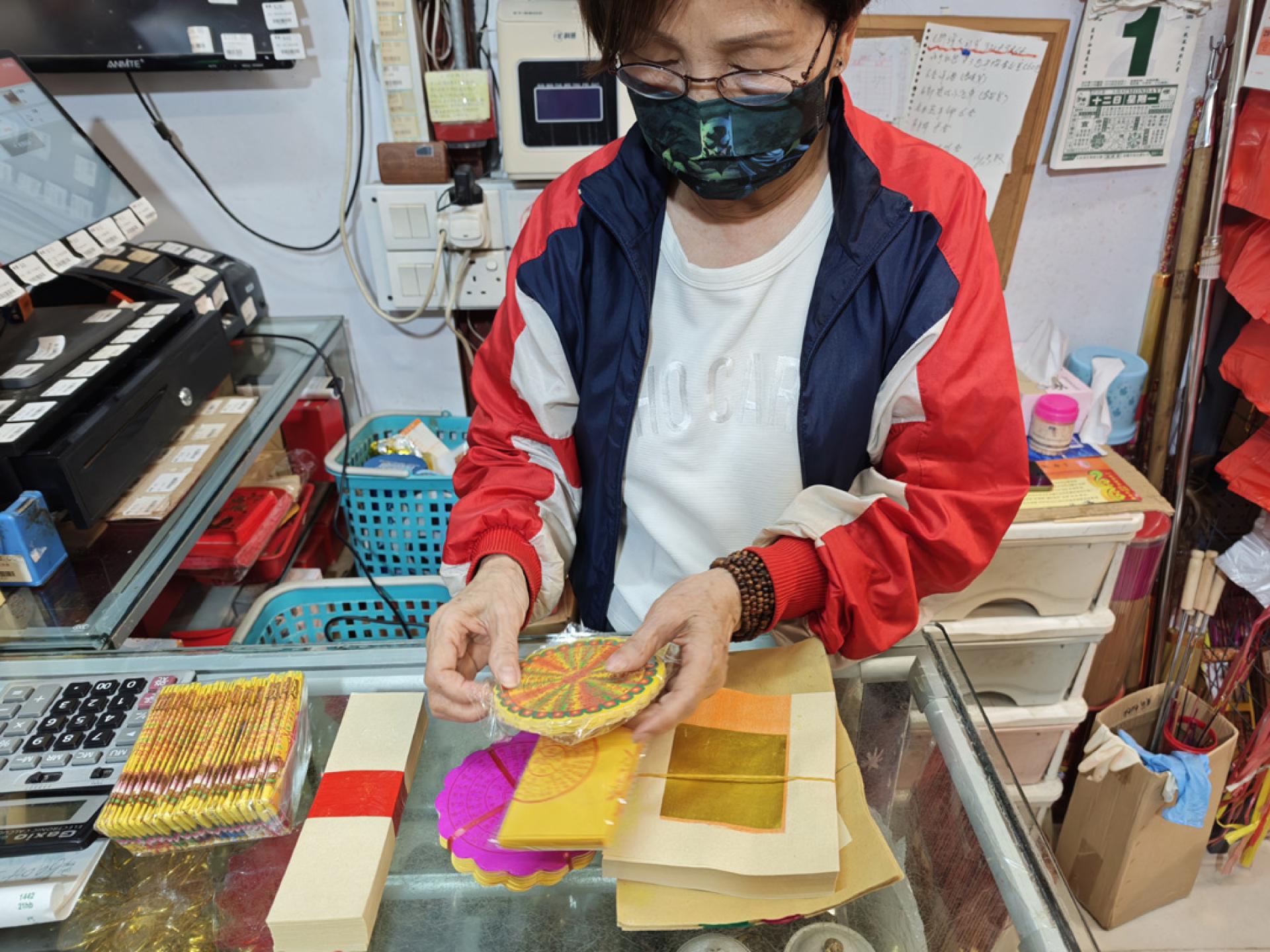 燕女士解释，不同的纸扎代表了不同的期待。（图：大公文汇全媒体）