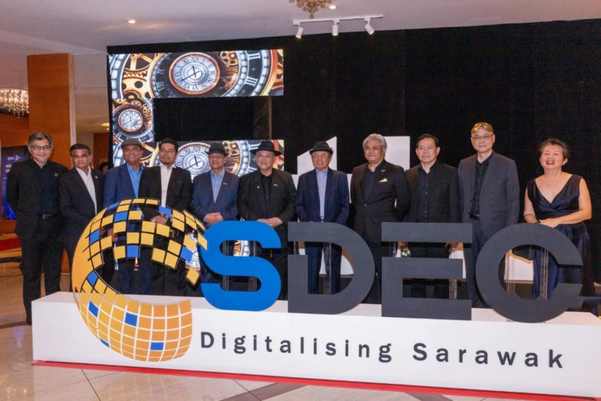 阿邦佐哈里（左5）与嘉宾出席SDEC五周年庆典。