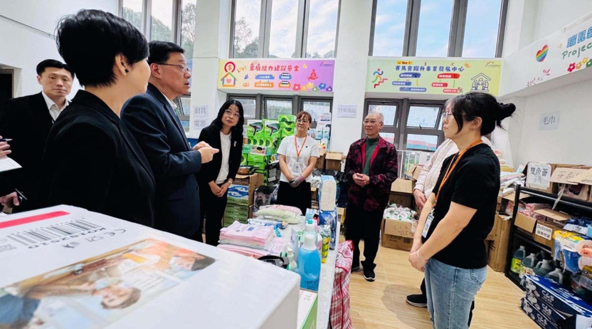 李家超探访位于元朗的过渡性房屋项目。