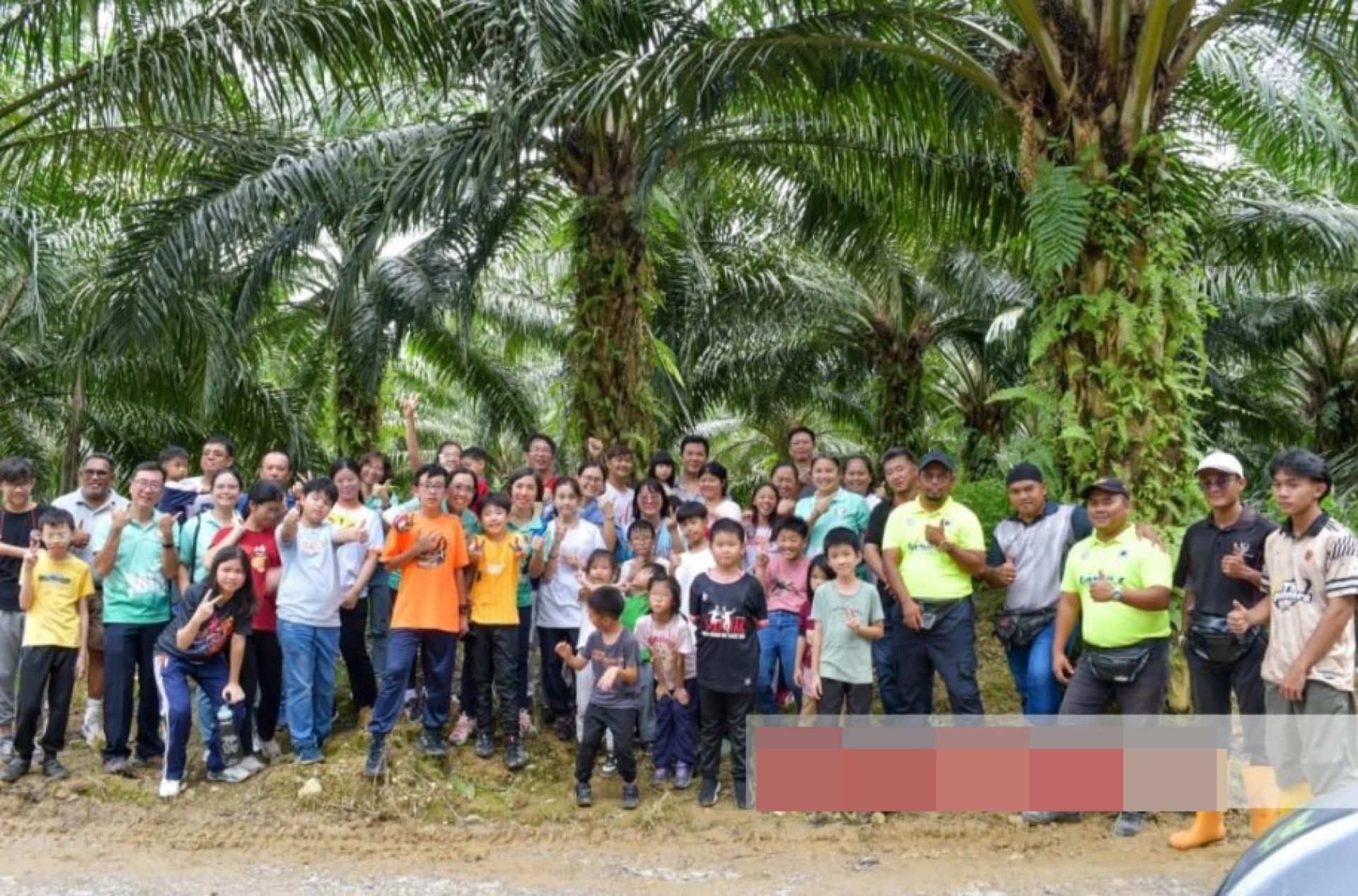 PIIBM成员、家长与孩子与SOP团队的合影。