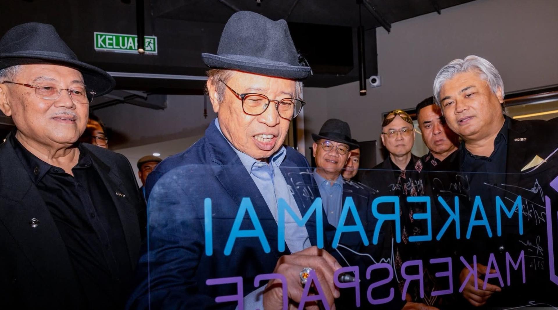 总理阿邦佐哈里在活动上签名留念。