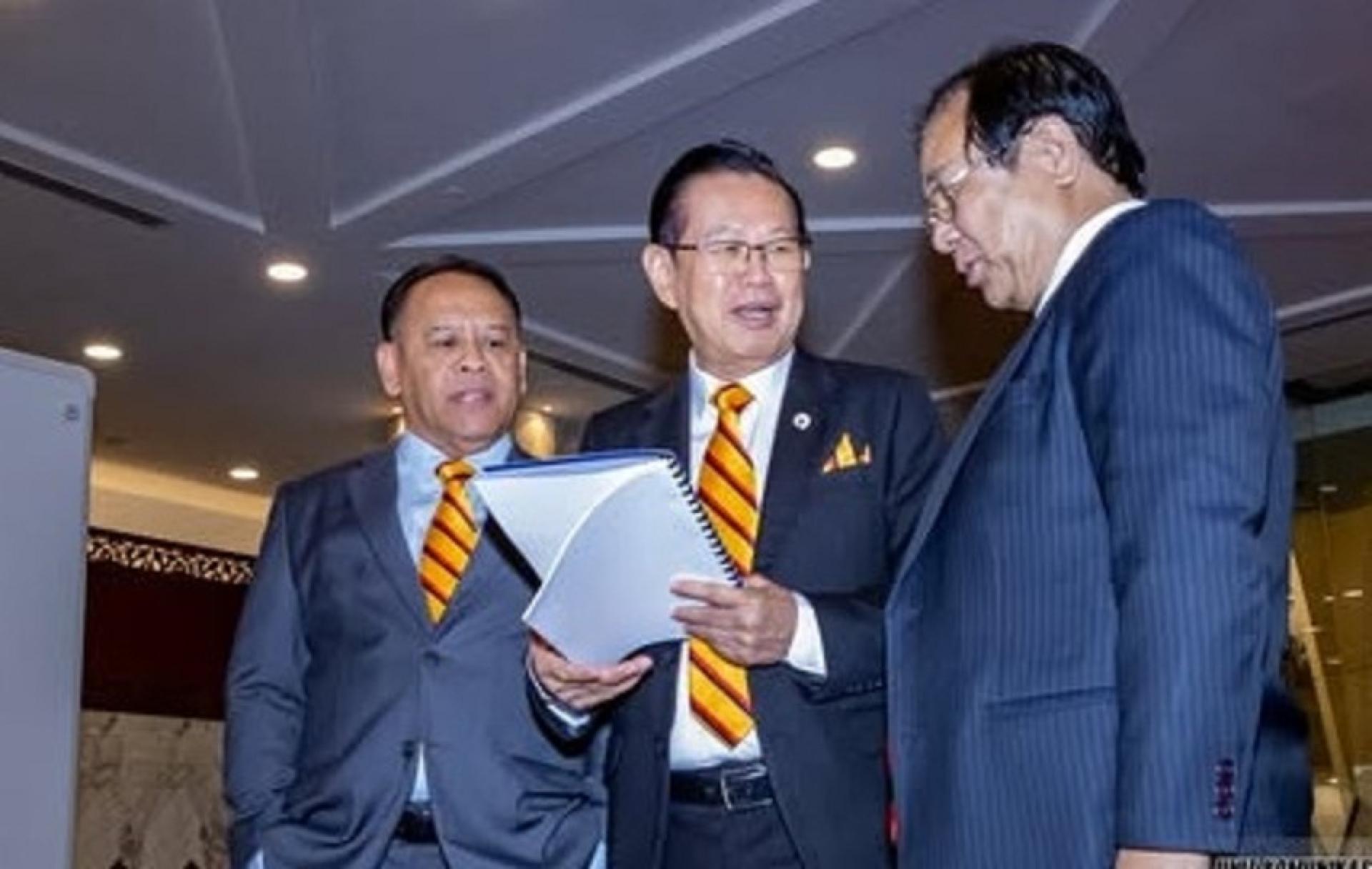 拿督斯里李景胜（中）与两名副手拿督耶里苏修（右）和拿督亨利吉纳（左）交流。