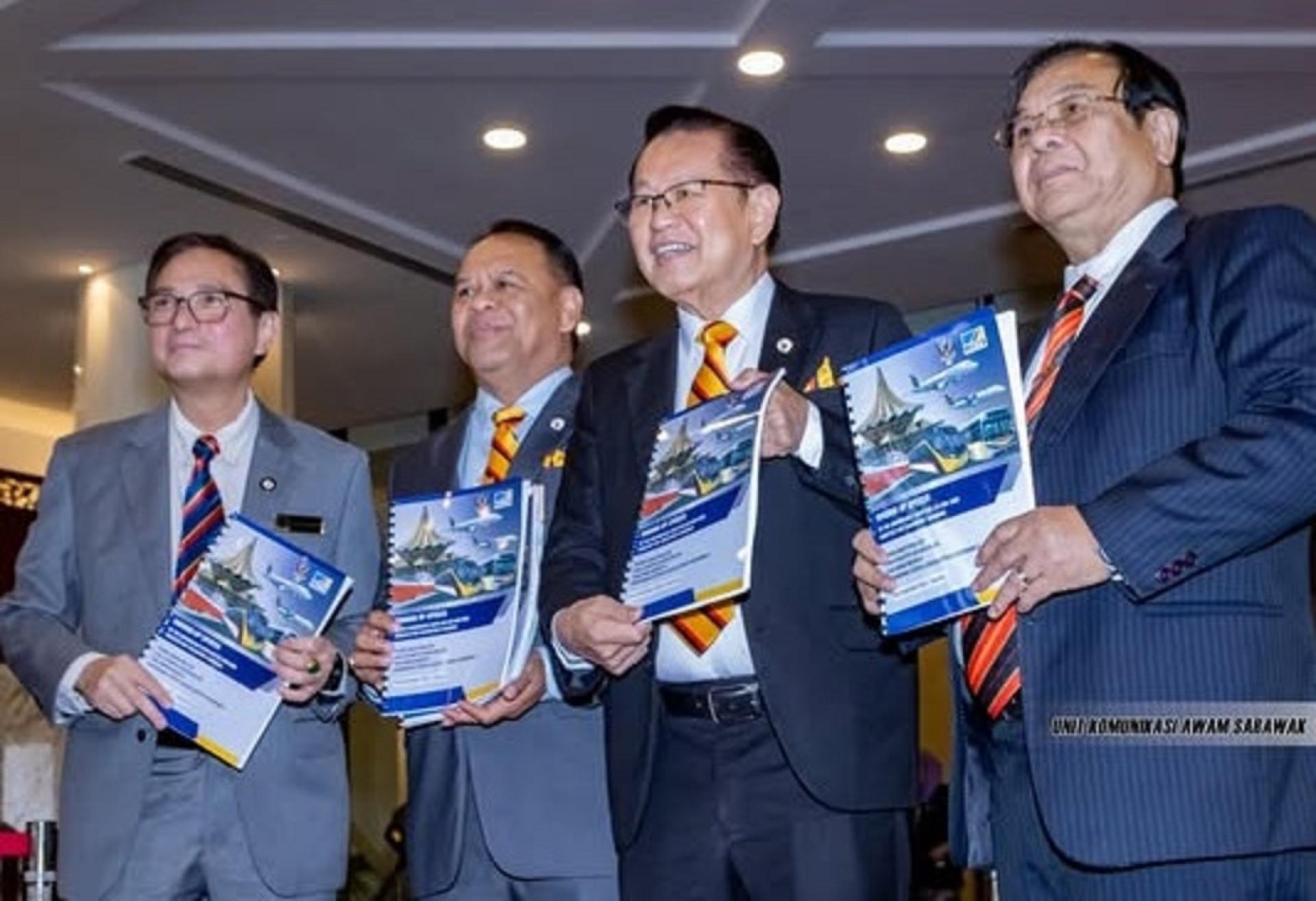 砂交通部长拿督斯里李景胜（右2）与其两名副手拿督耶里苏修（右）和拿督亨利吉纳（左2）及官员展示部门总结文件。