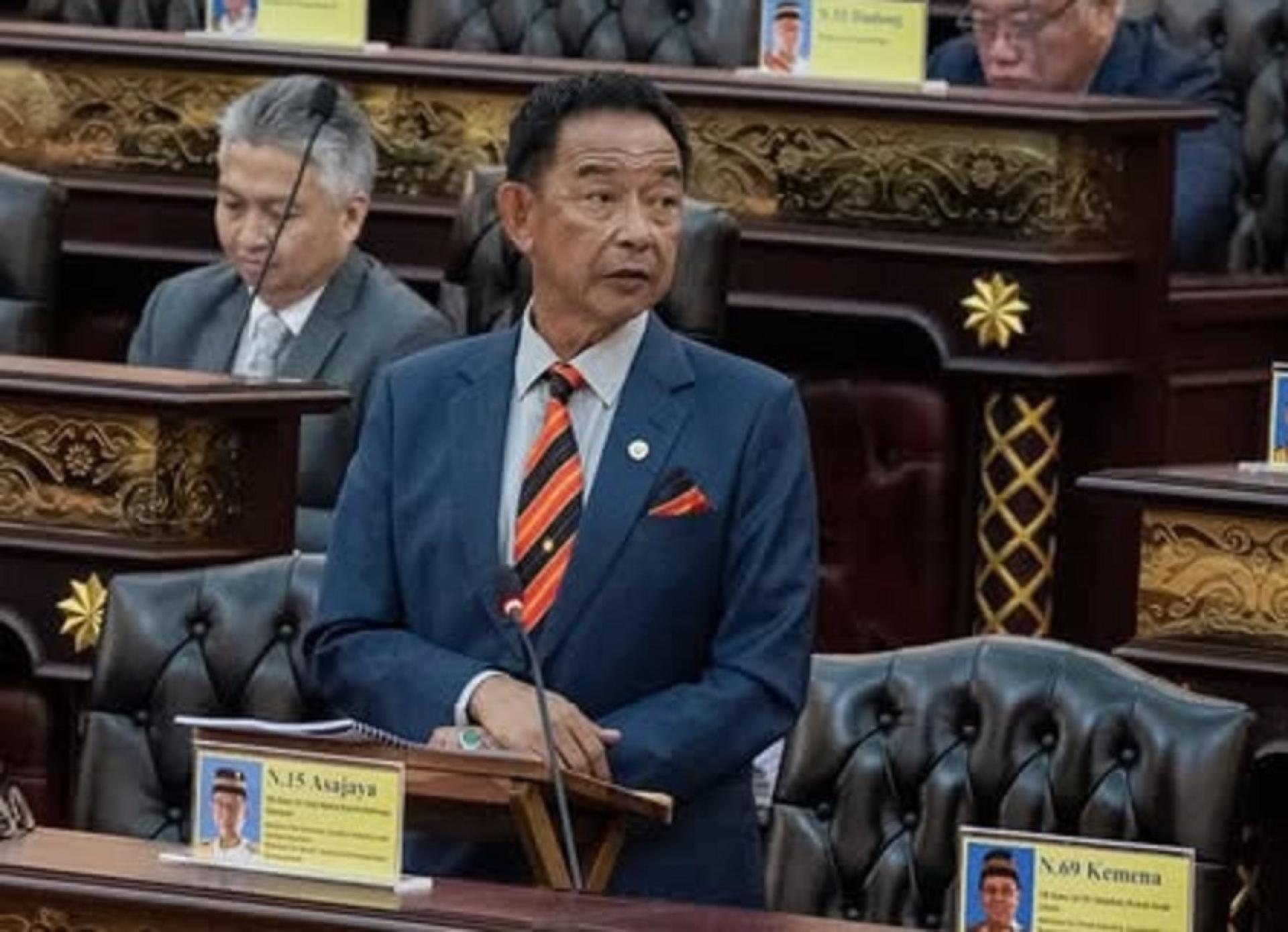 拿督斯里阿都卡林在议会中发言。