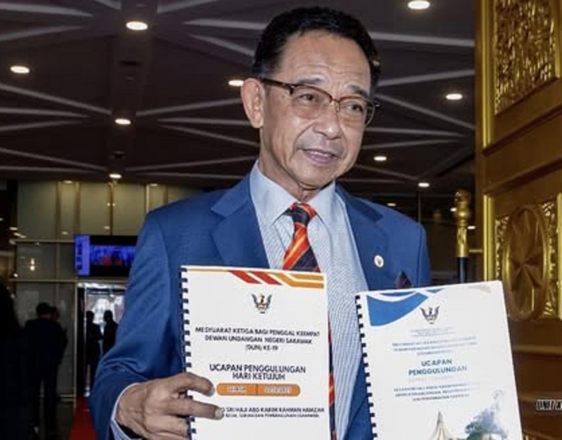 拿督斯里阿都卡林展示其总结文件。