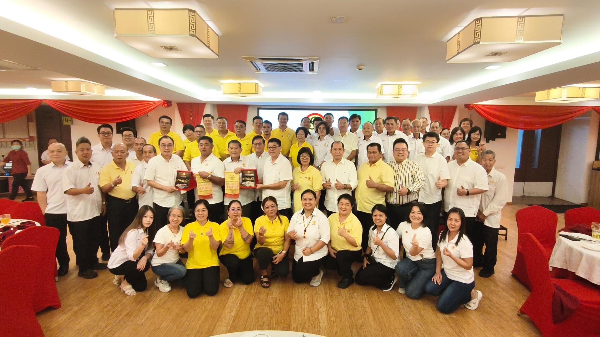 两个支部移交纪念品。前排左五起是都东支部主席黄振渊，石角支部署理主席甲必丹刘源熙、石角支部主席林亚德、中央组织秘书曾镇江、及诗巫再也支部主席江先平。