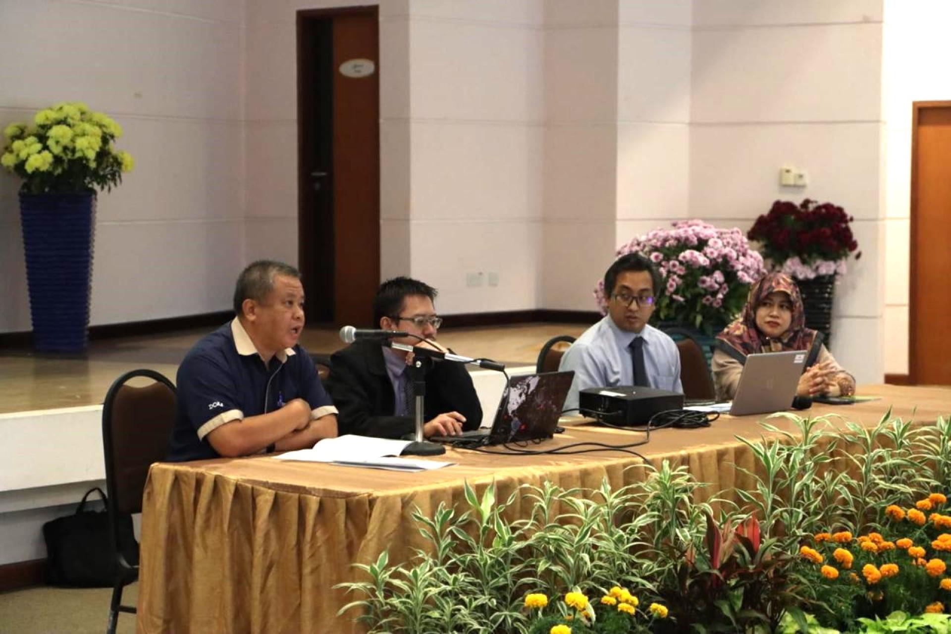 农业与农产品食品局官员在会上讲解